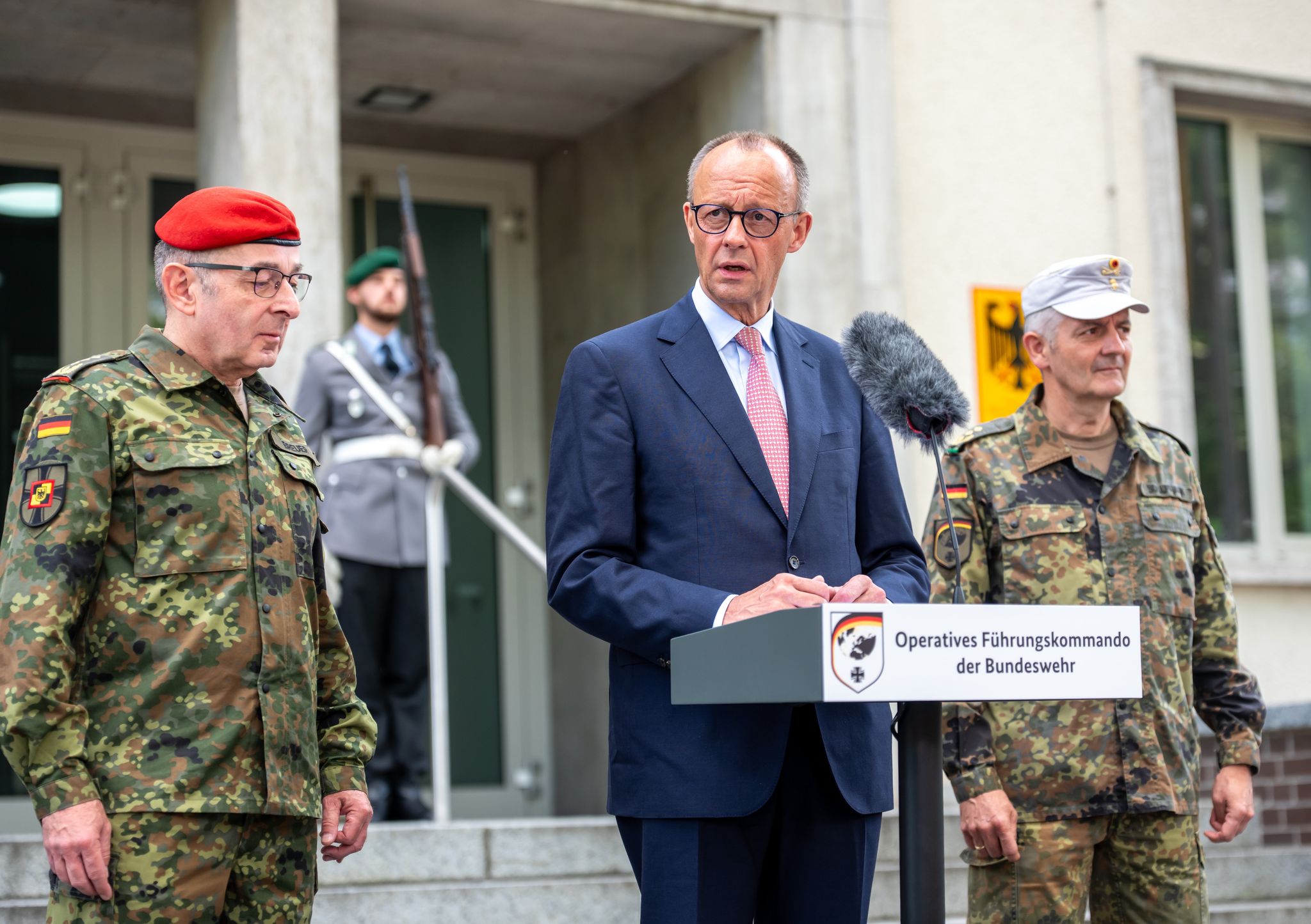 Merz warnt vor falschem Sicherheitsgefühl in Deutschland,fordert mehr Verteidigungsanstrengungen