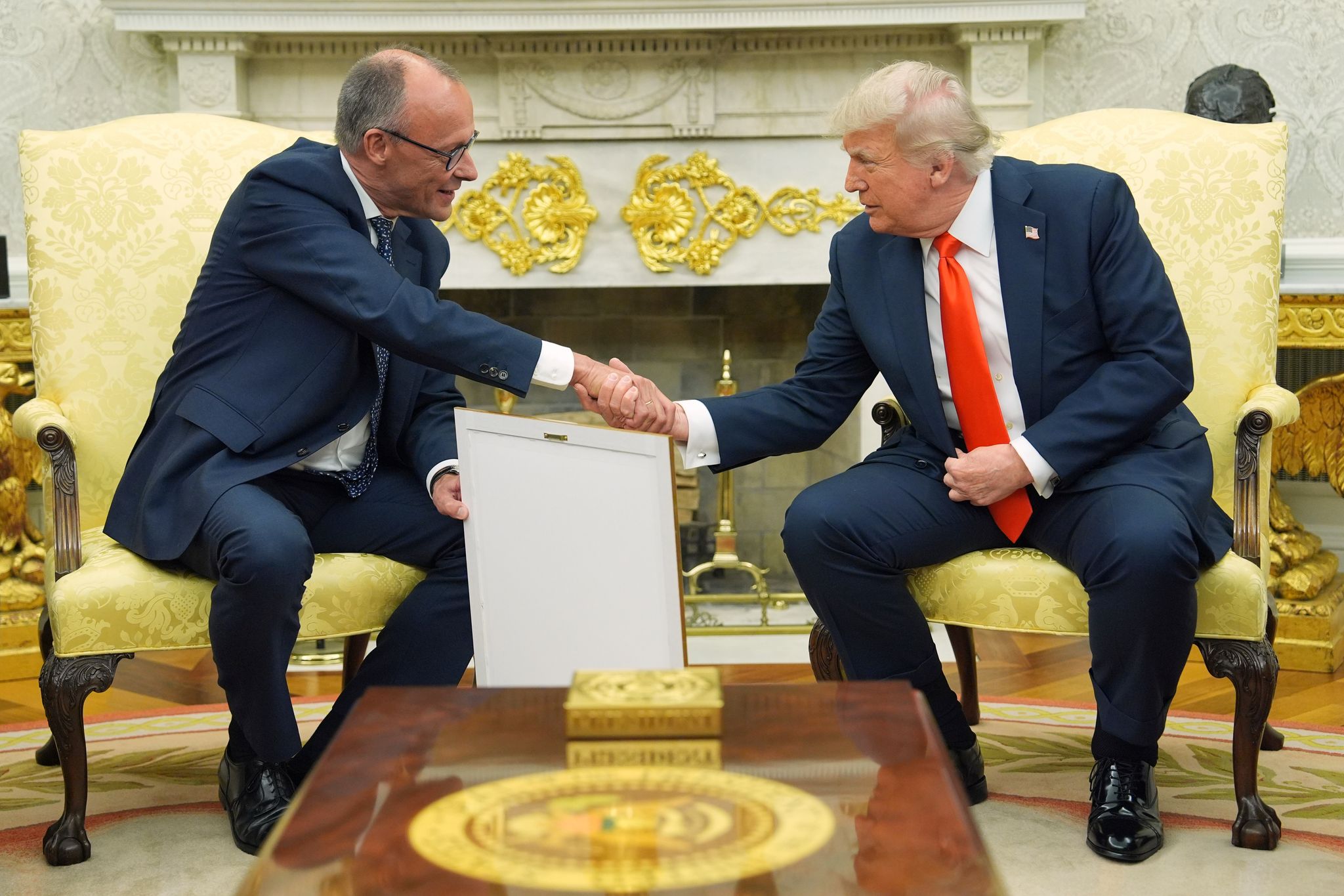 Merz schenkt Trump Geburtsurkunde seines deutschen Vorfahren