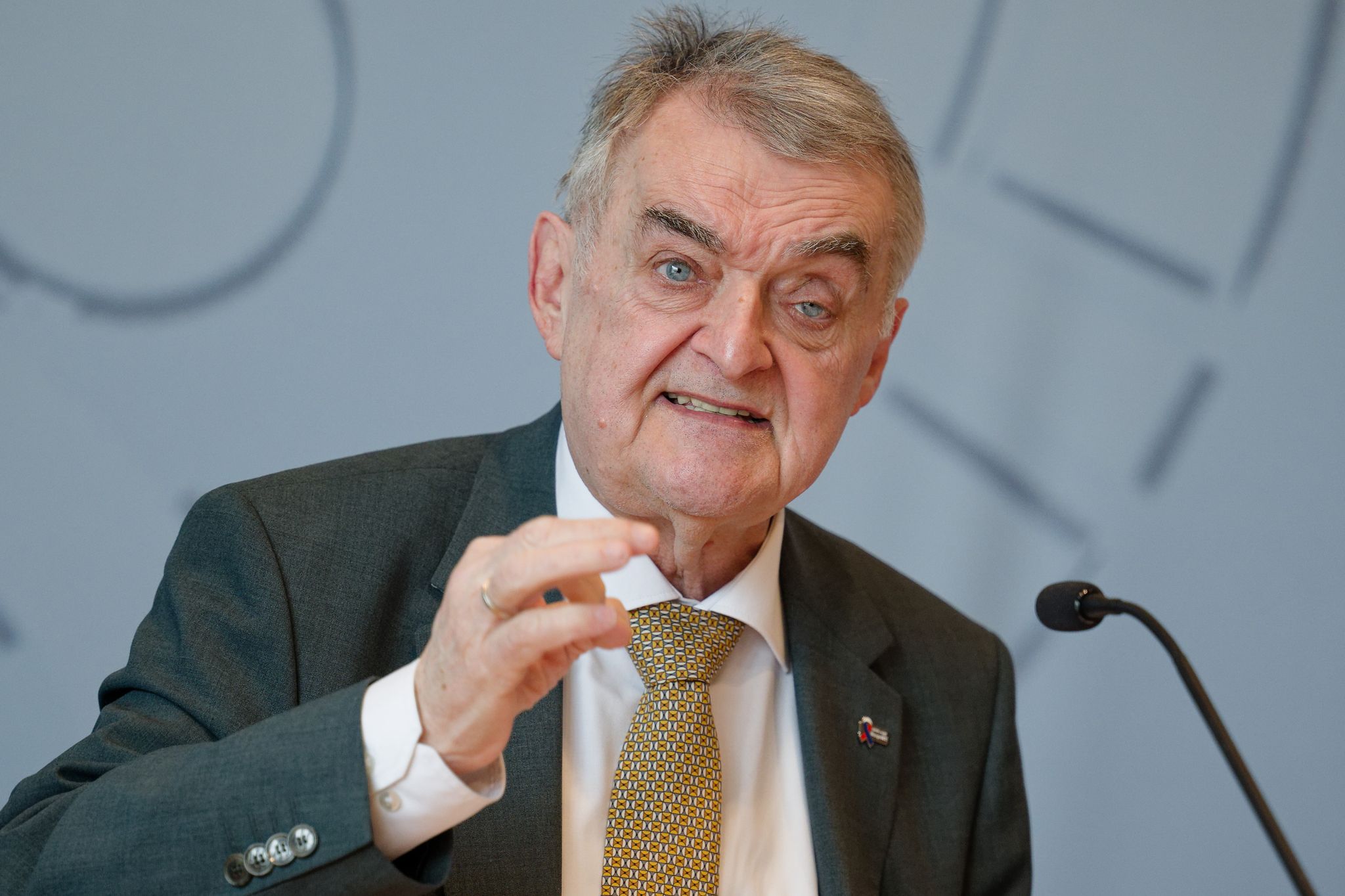 Reul befürwortet Diskussion über Social-Media-Verbot