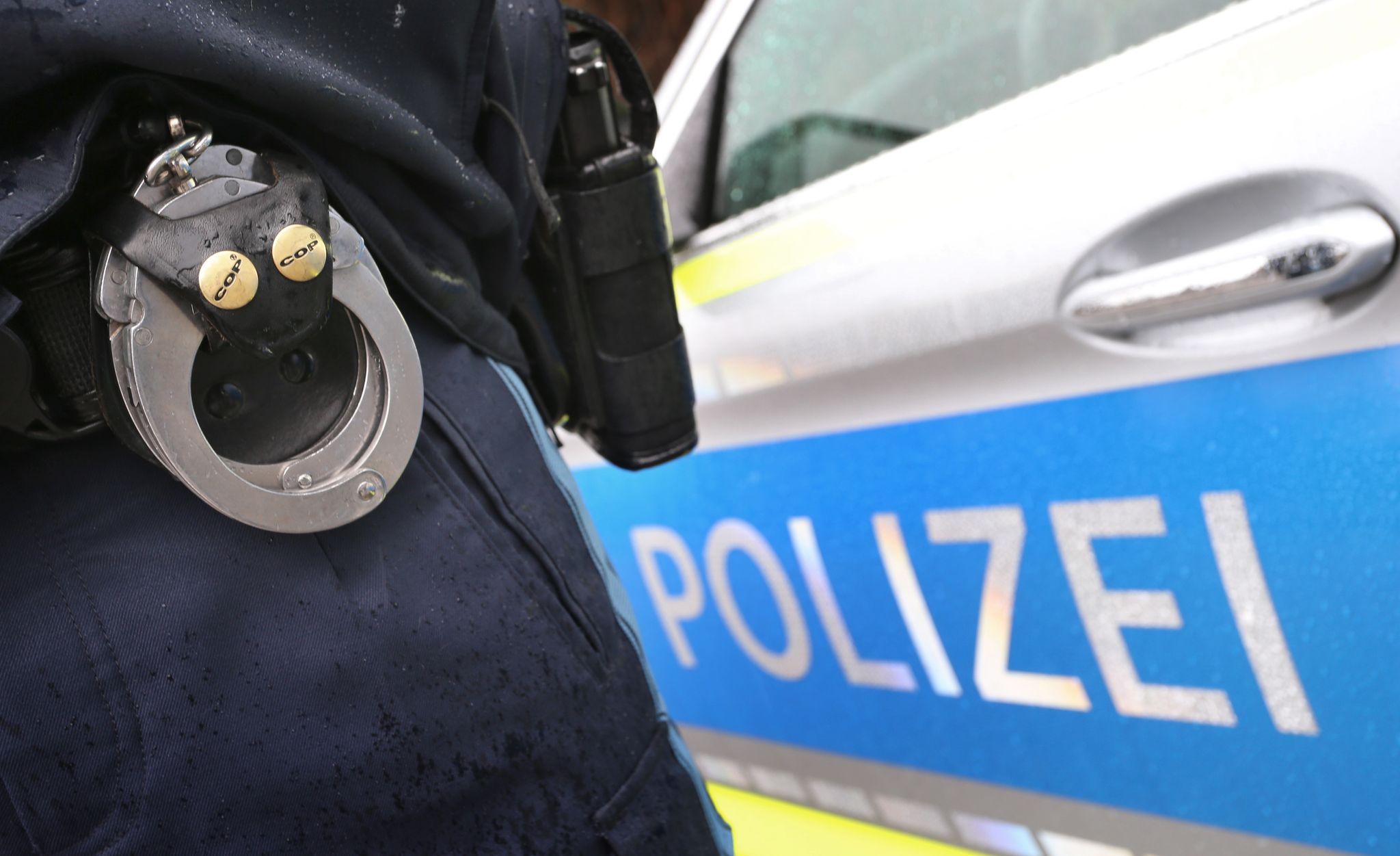 Männer belästigten Mädchen in Schwimmbad – Zeugen gesucht