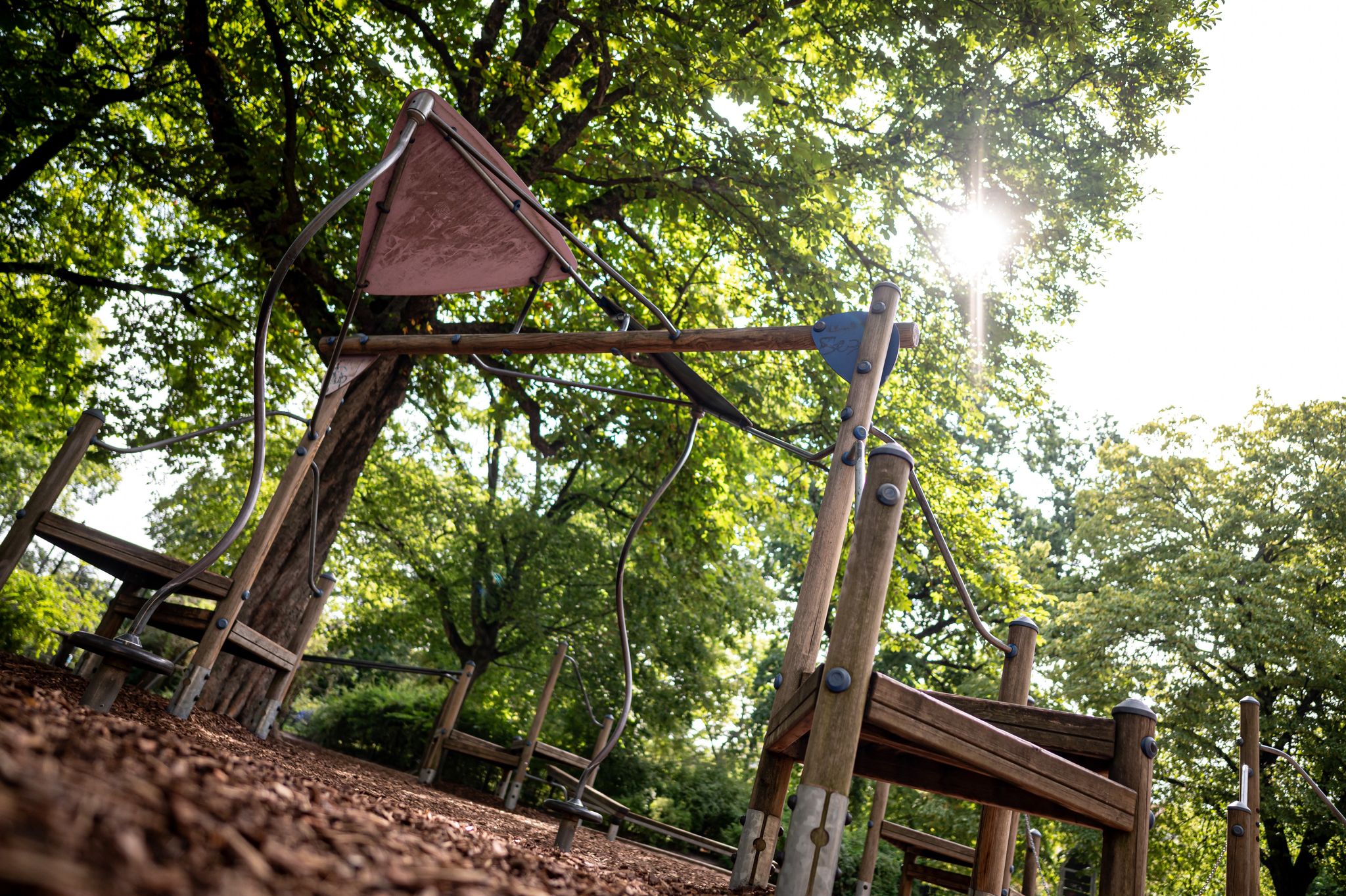 Tragödie auf Spielplatz: Vater von Ast erschlagen