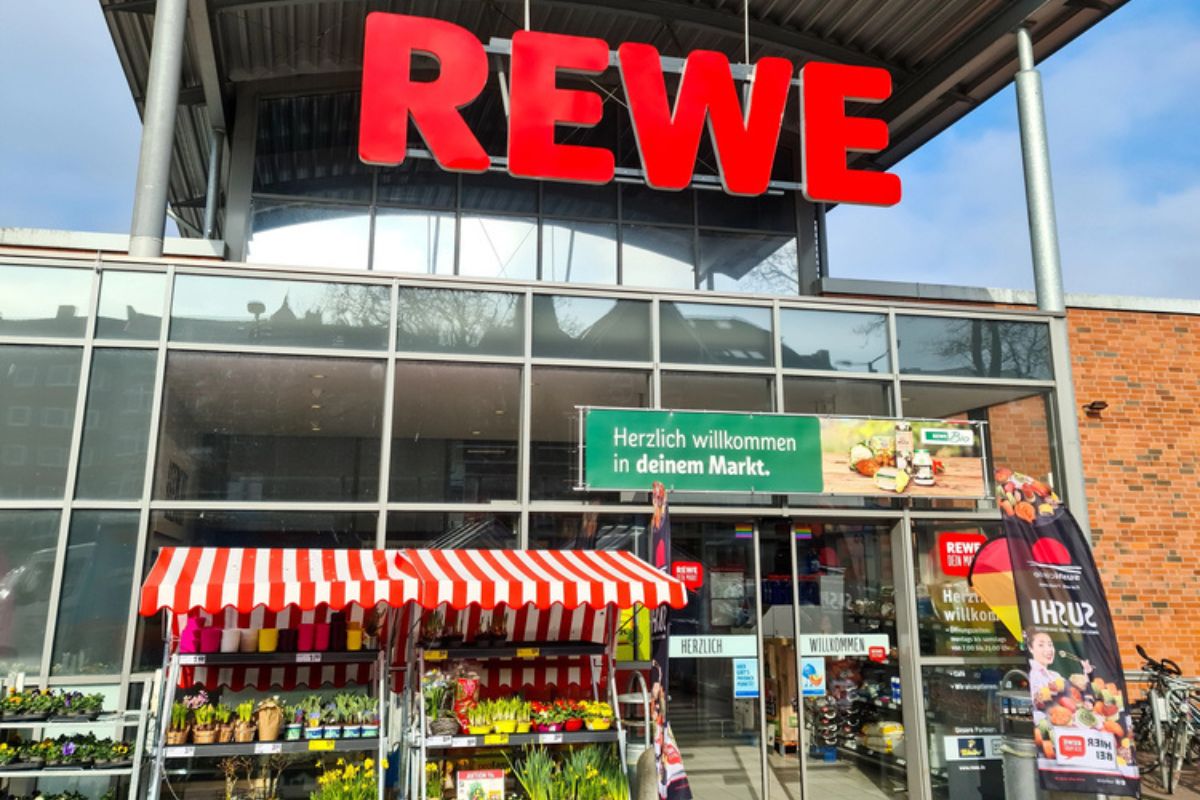 Lüftungsrohr kracht von Decke – mehrere Verletzte bei REWE
