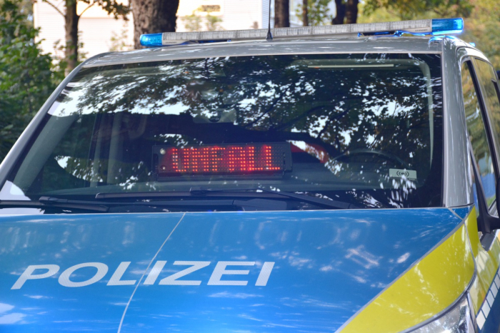 Ratingen: Auto missachtet Vorfahrt beim Abbiegen