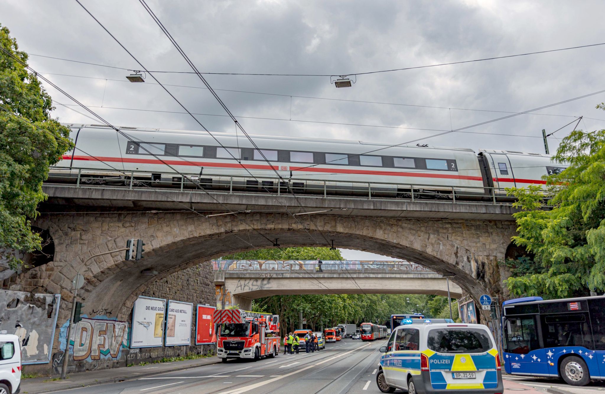 ICE-Fahrgäste warten stundenlang in defektem Zug