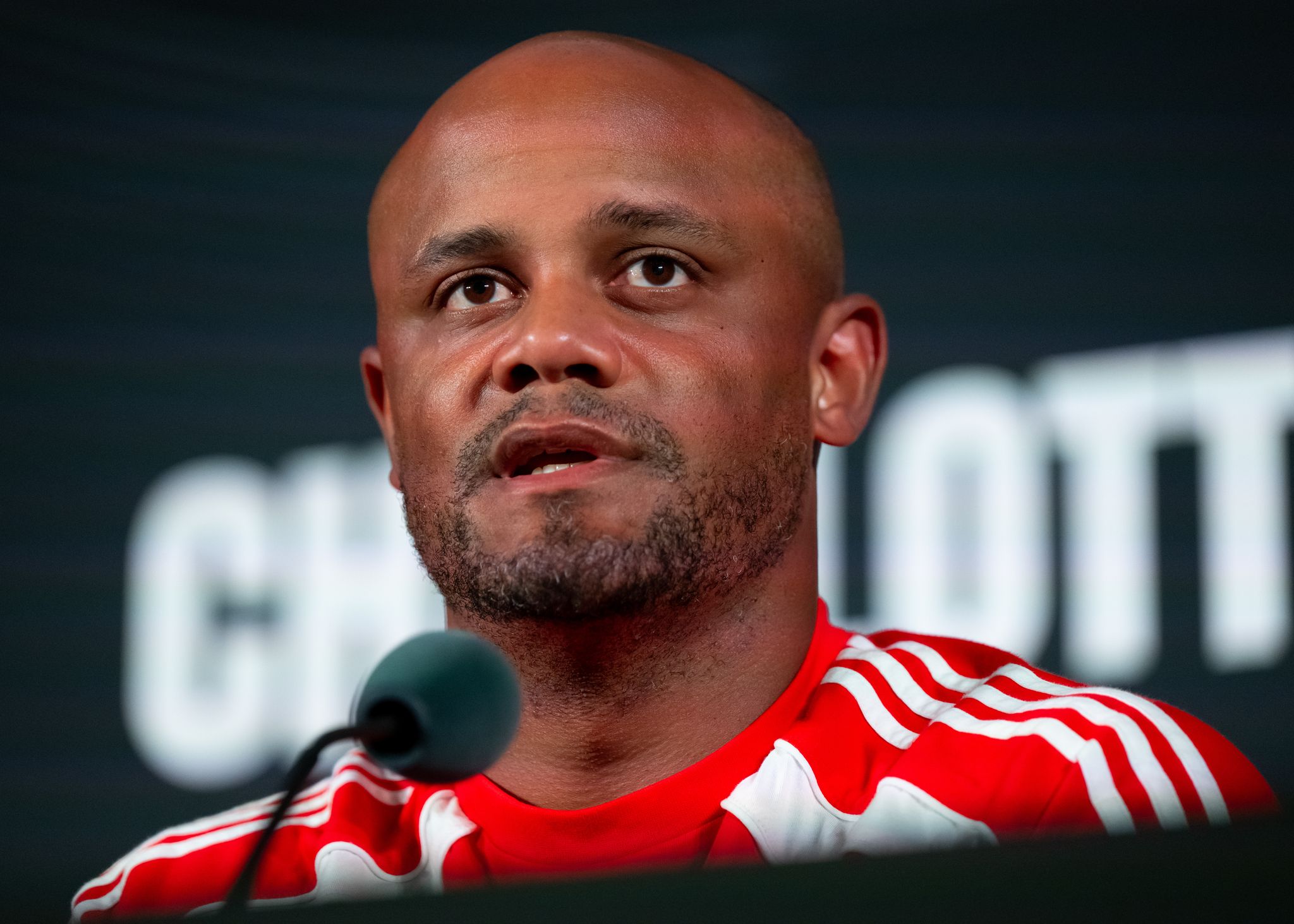 Trainer Vincent Kompany lobt Neuer vor Club-WM-Spiel gegen Benfica