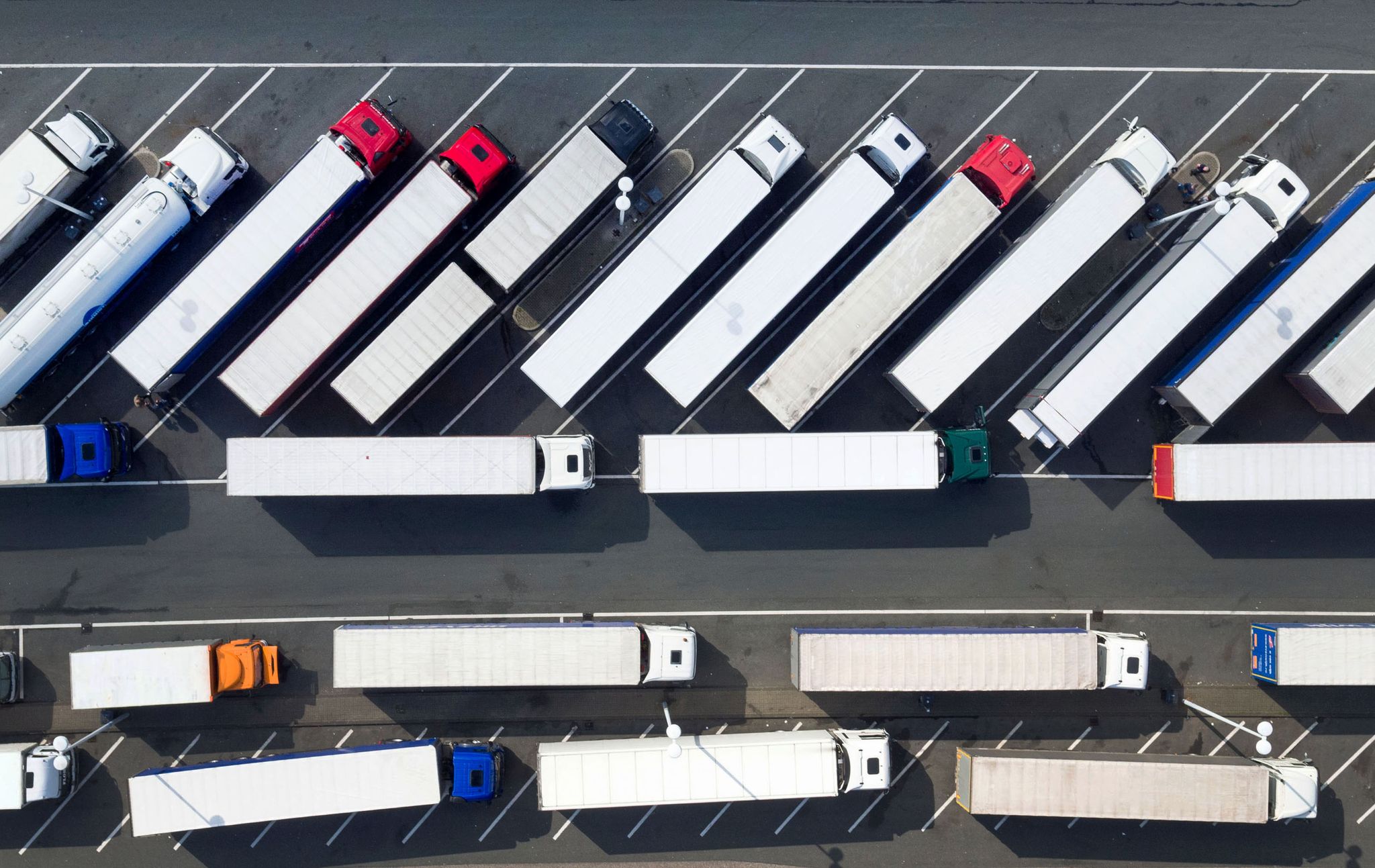 Extreme Überbelegung von Lastwagen-Parkplätzen auf deutschen Autobahnen