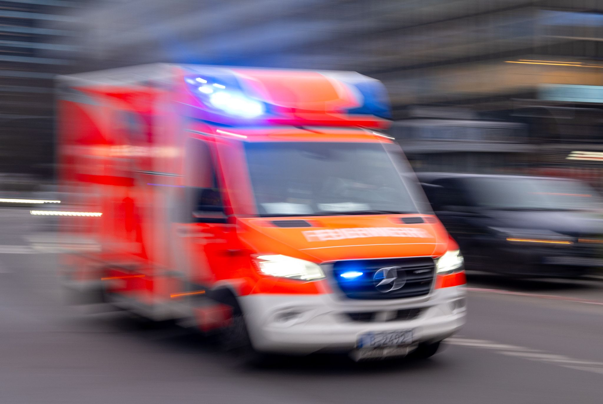 Junge und Mann sterben bei Zusammenstoß von Zug und Auto
