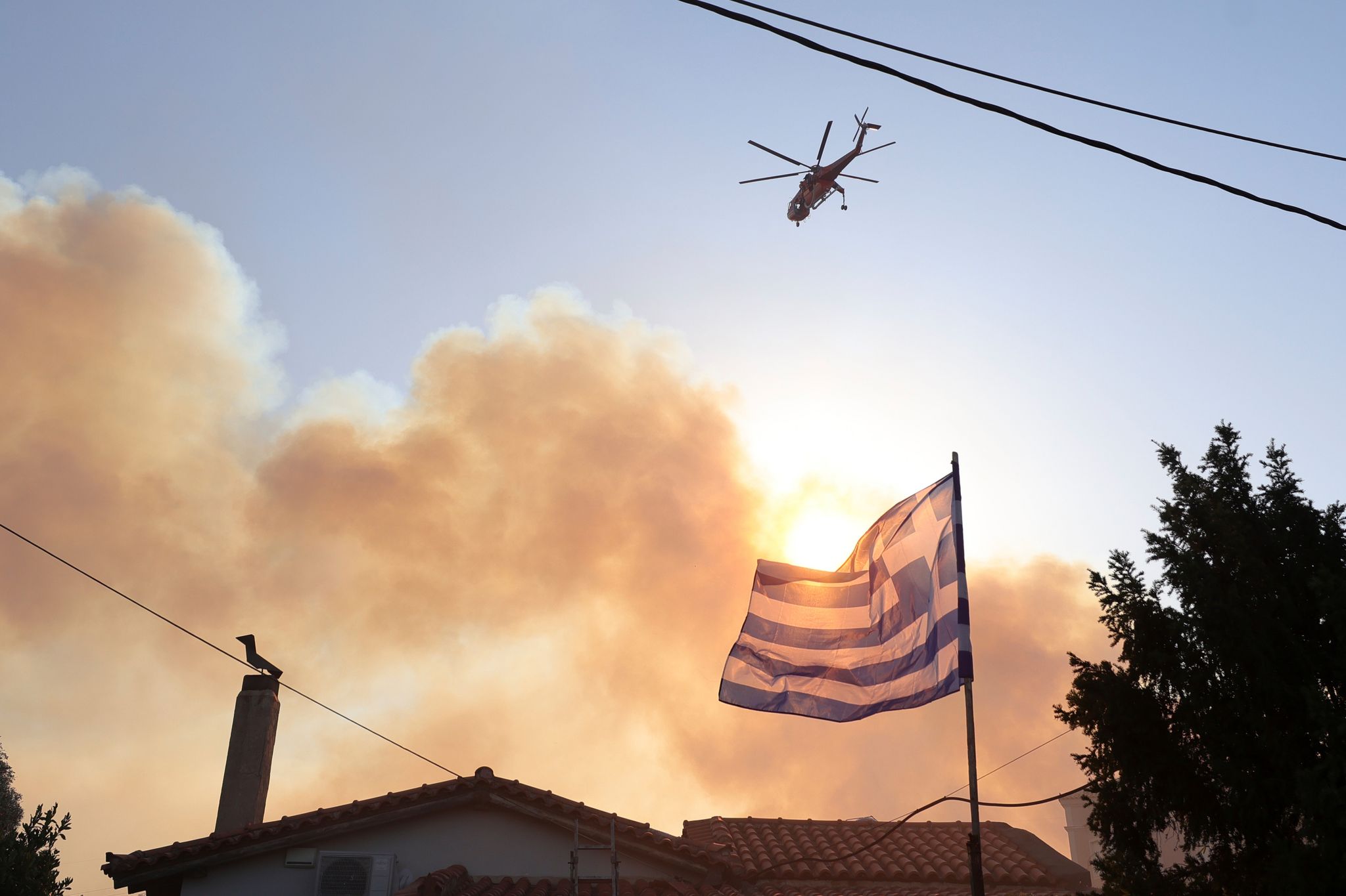 Feuer nahe Athen – Häuser in Flammen
