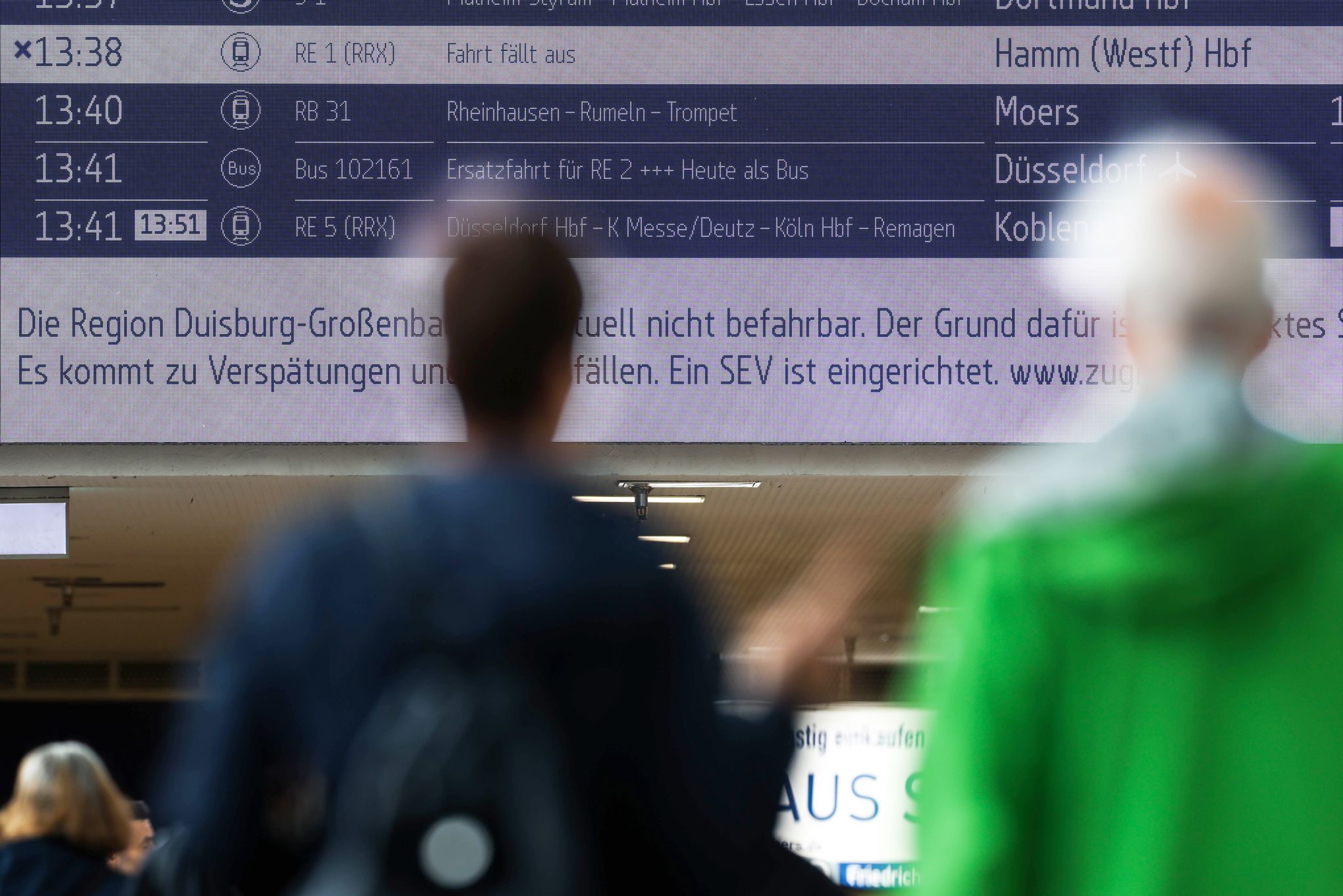 Hauptstrecke der Bahn lahmgelegt: Polizei sieht Sabotage