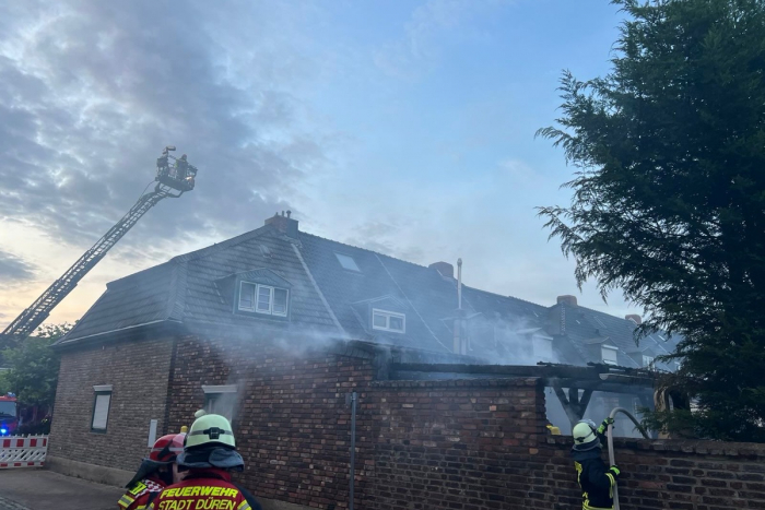 Düren: Feuer greift auf Wohnhaus über