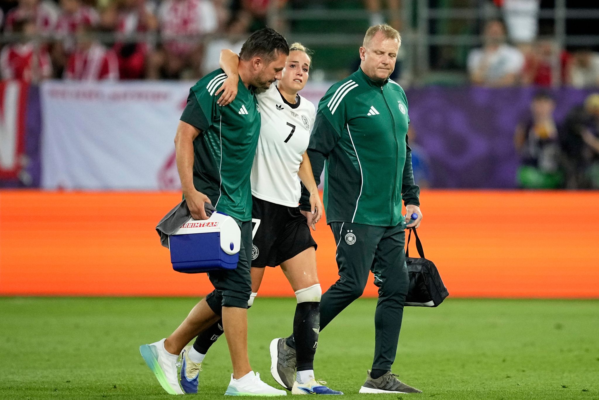 Gwinns Ausfall schockt Fußballerinnen bei 2:0 gegen Polen