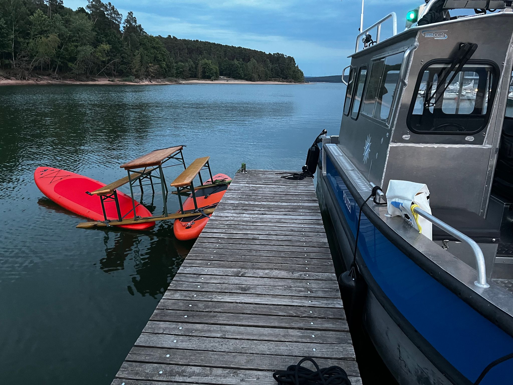 Trio mit Bierbank-Boot aus dem Verkehr gezogen