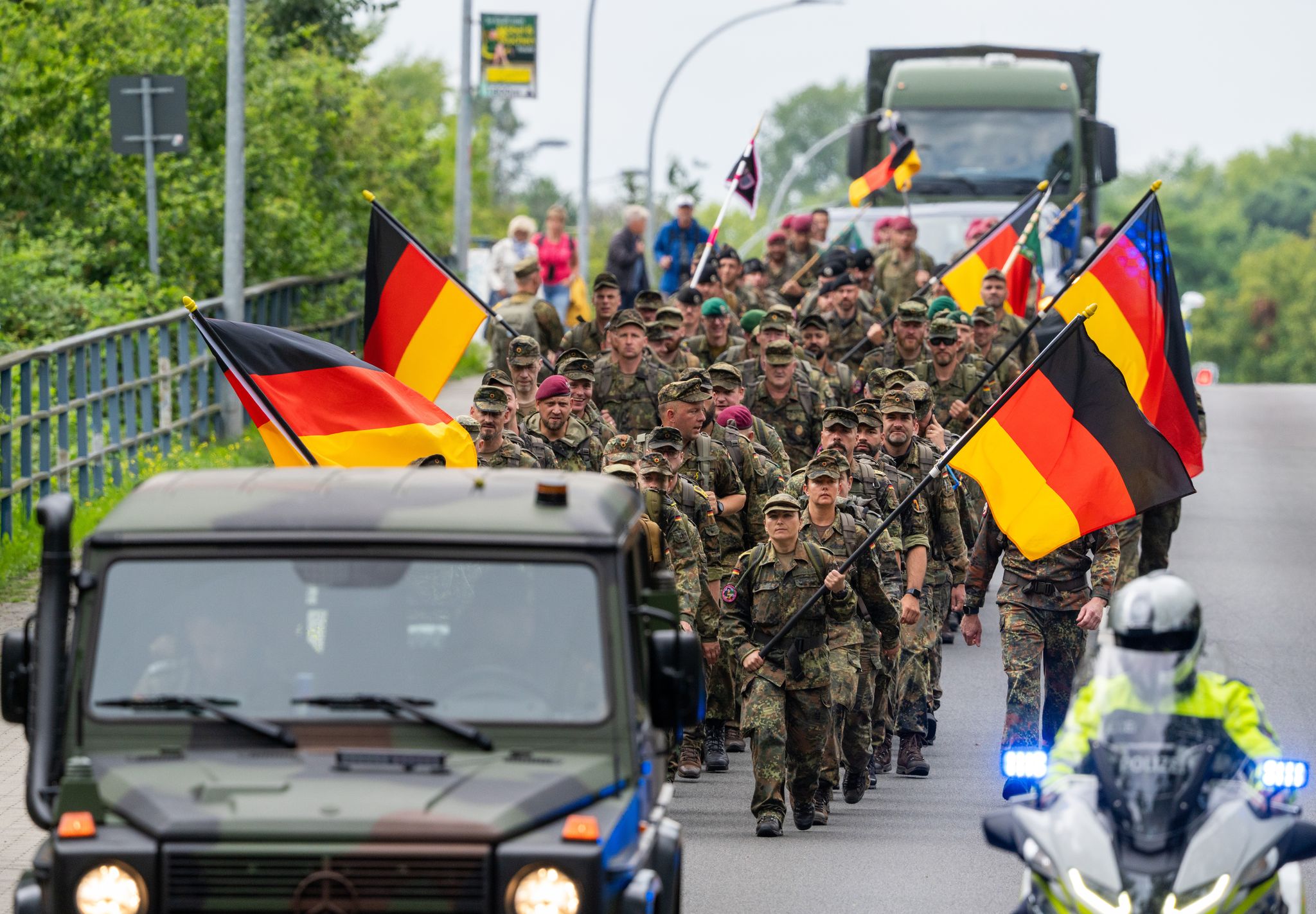 120 Kilometer: Soldaten marschieren in Gedenken an Gefallene