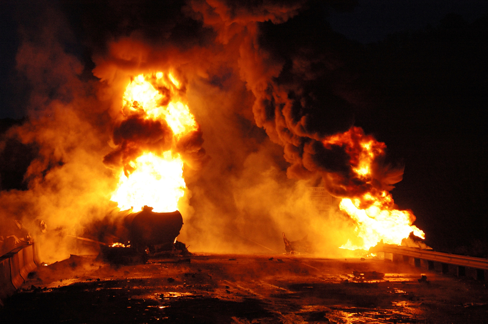 Flammen-Inferno auf Autobahn! Privatflugzeug kracht mitten auf A21