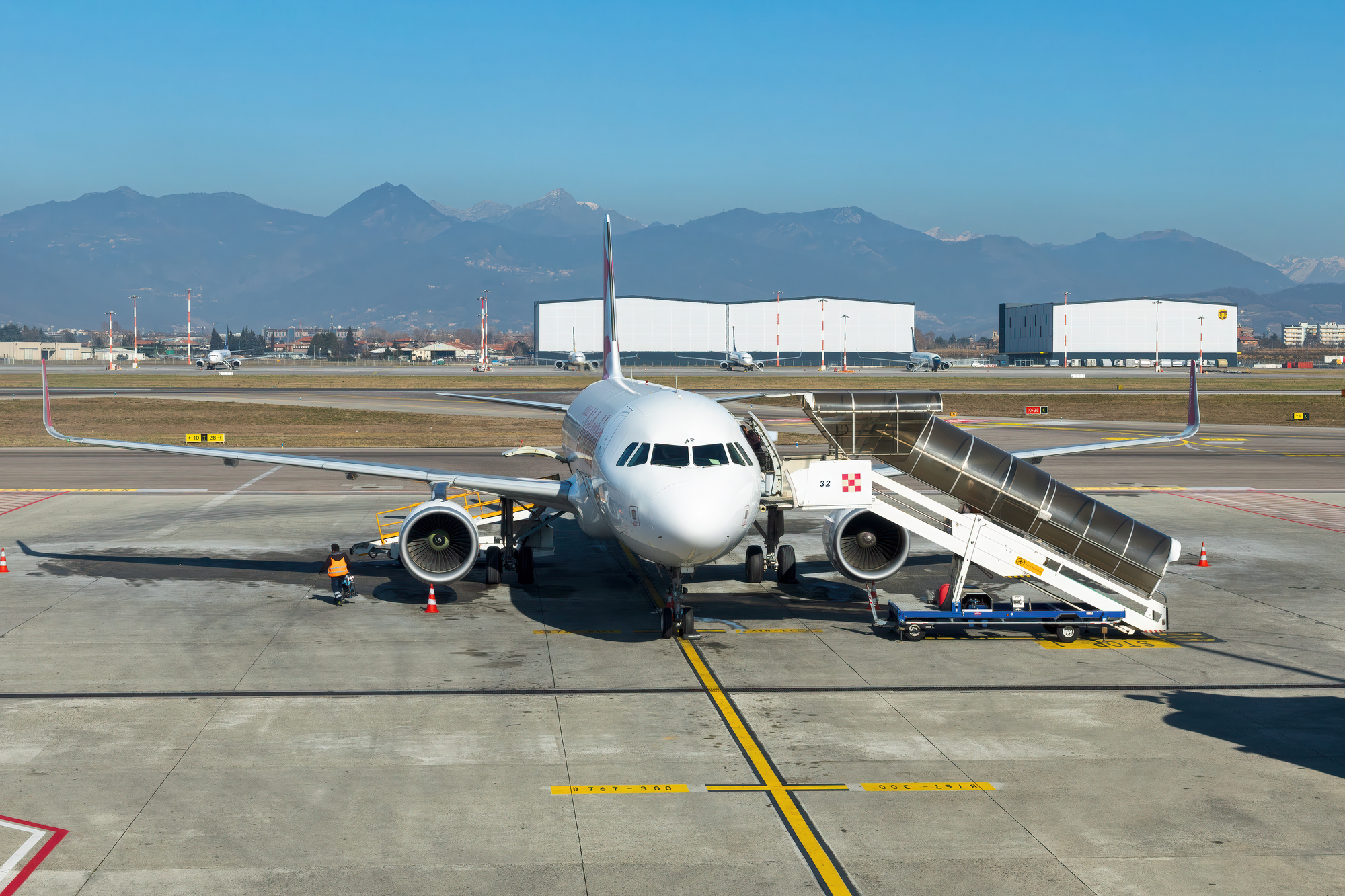 Schock am Flughafen Mailand–Bergamo – Mann von Triebwerk erfasst und getötet