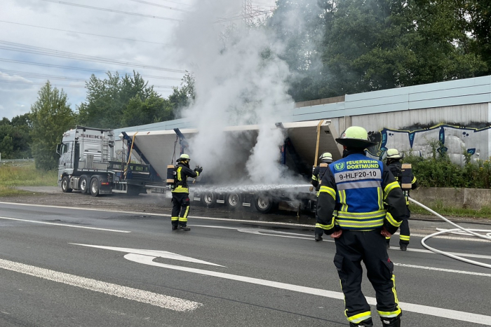 Mengede: Brand Lkw-Auflieger A2
