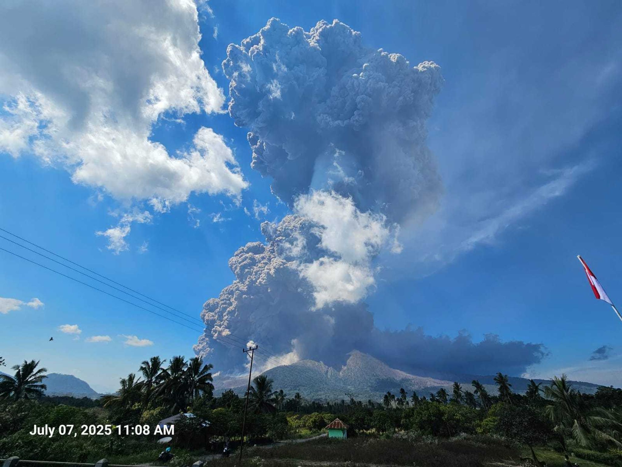 Indonesischer Vulkan spuckt 18.000 Meter hohe Aschesäule