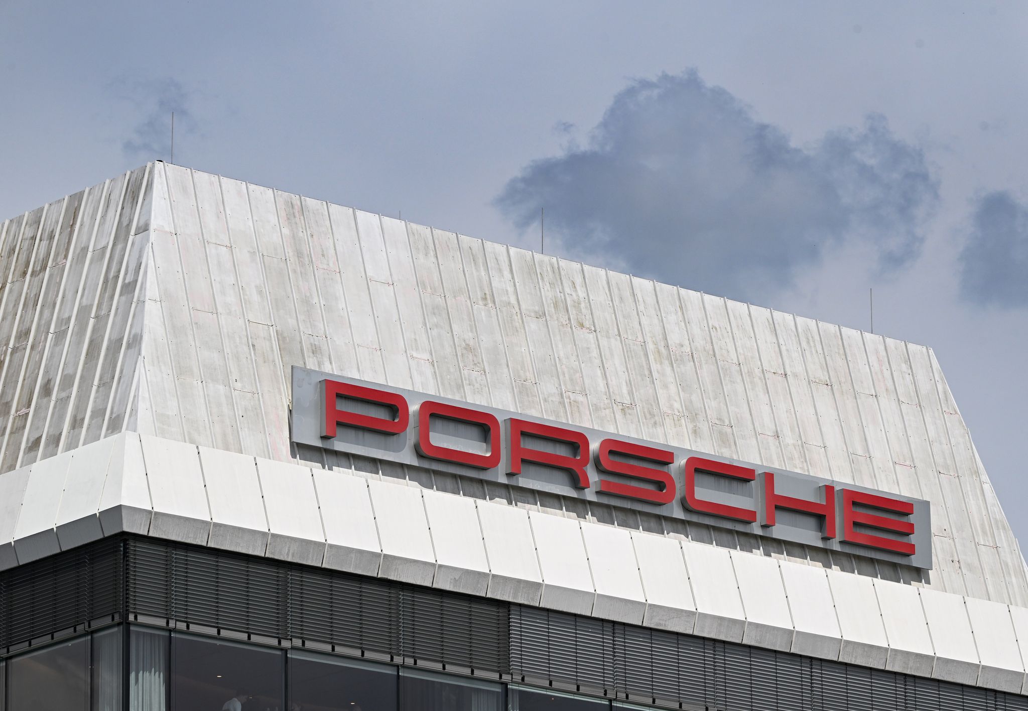Porsche-Gewinn sackt um mehr als 70 Prozent ab