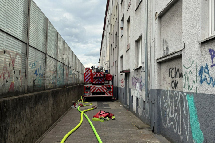 Essen: Feuerwehr rettet eingeschlossene Personen aus brennendem Mehrfamilienhaus