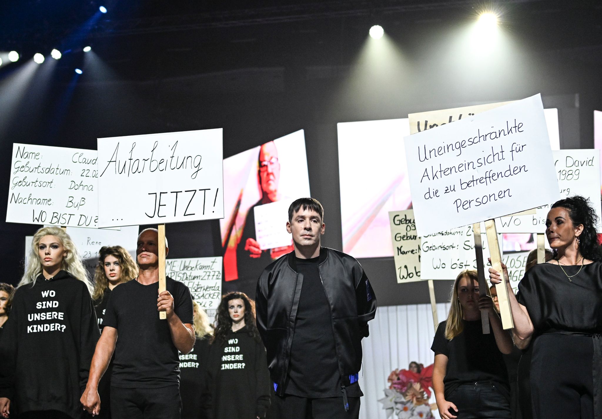 Glitzer und Grauen: Eine Modeschau zu DDR-Zwangsadoptionen