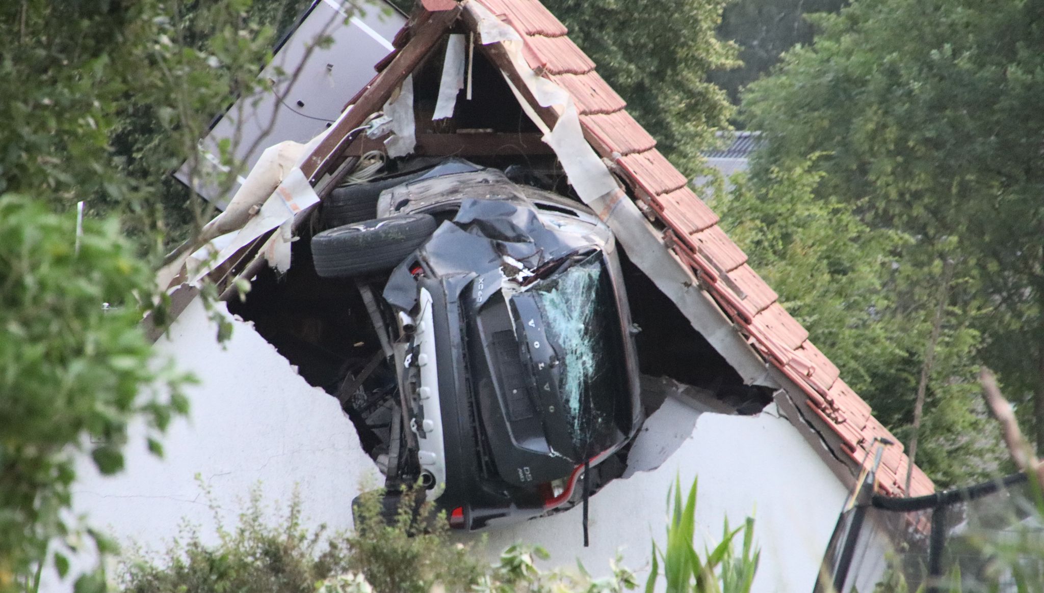 Auto erfasst Kind auf Trampolin und kracht in Scheunendach