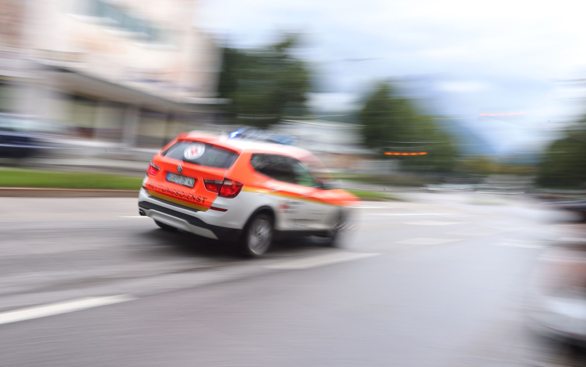 Auto erfasst Neugeborenes auf Parkplatz – Baby stirbt