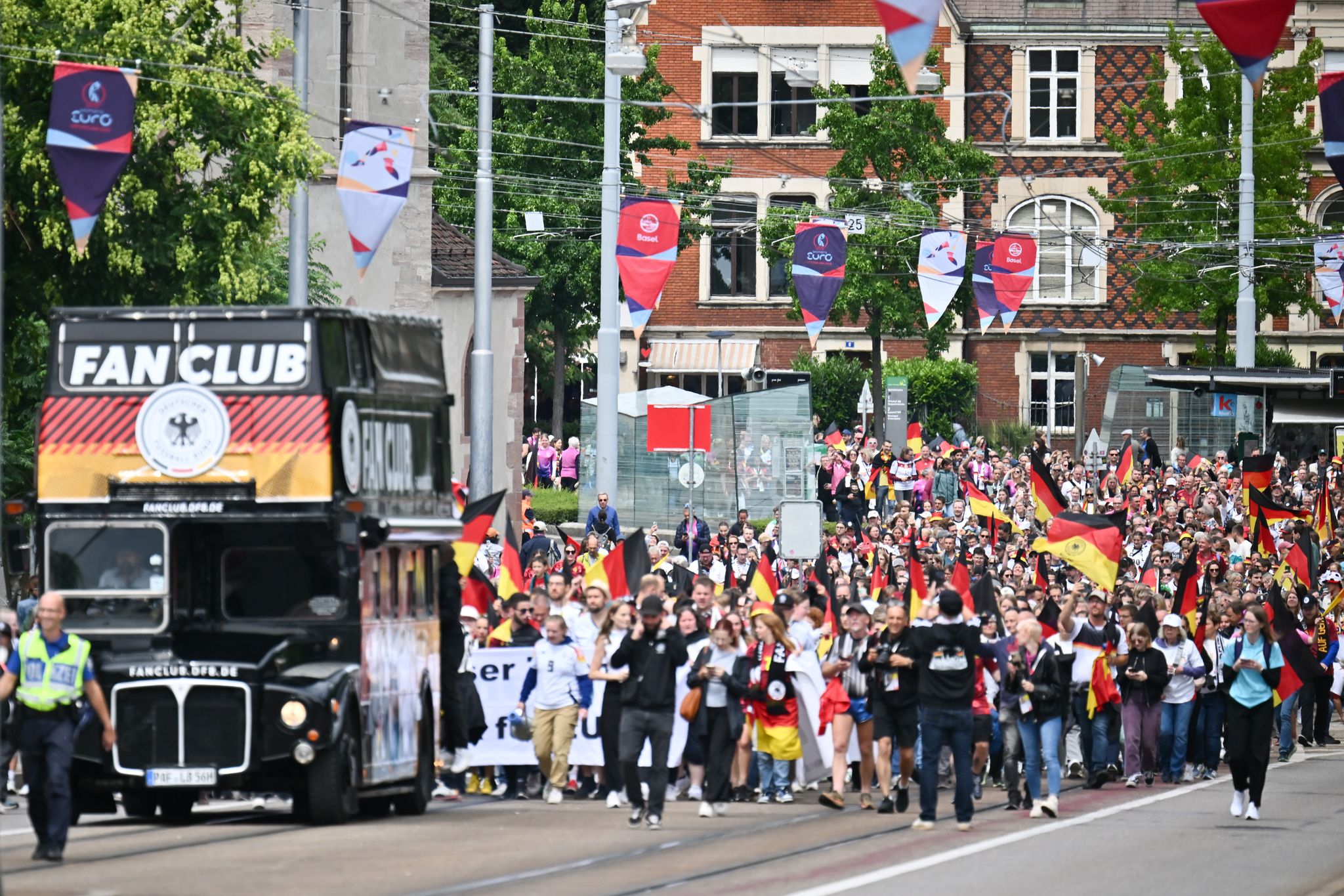 Dreimal VAR: Fußballerinnen drehen EM-Partie gegen Dänemark