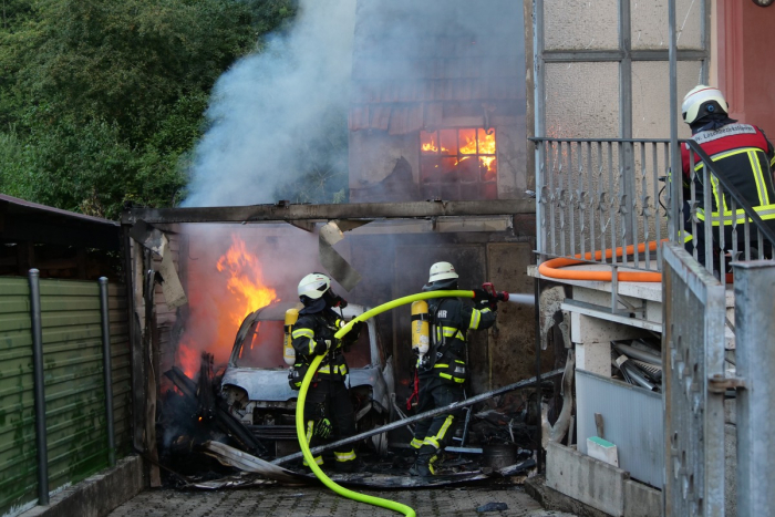 Illingen: Brand in Carport greift auf Wohnhaus über