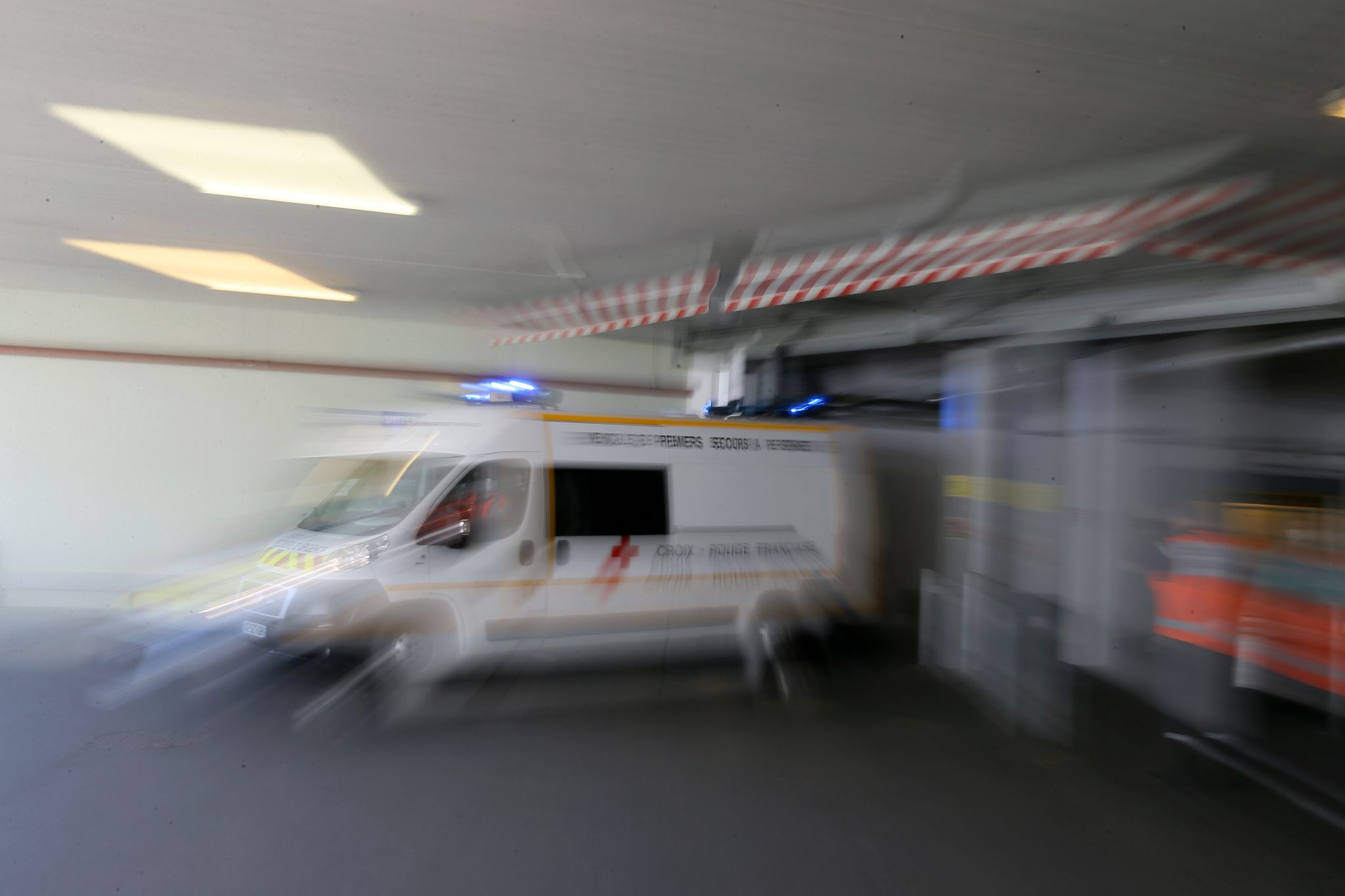 Rennwagen in Frankreich kommt von Straße ab – drei Tote