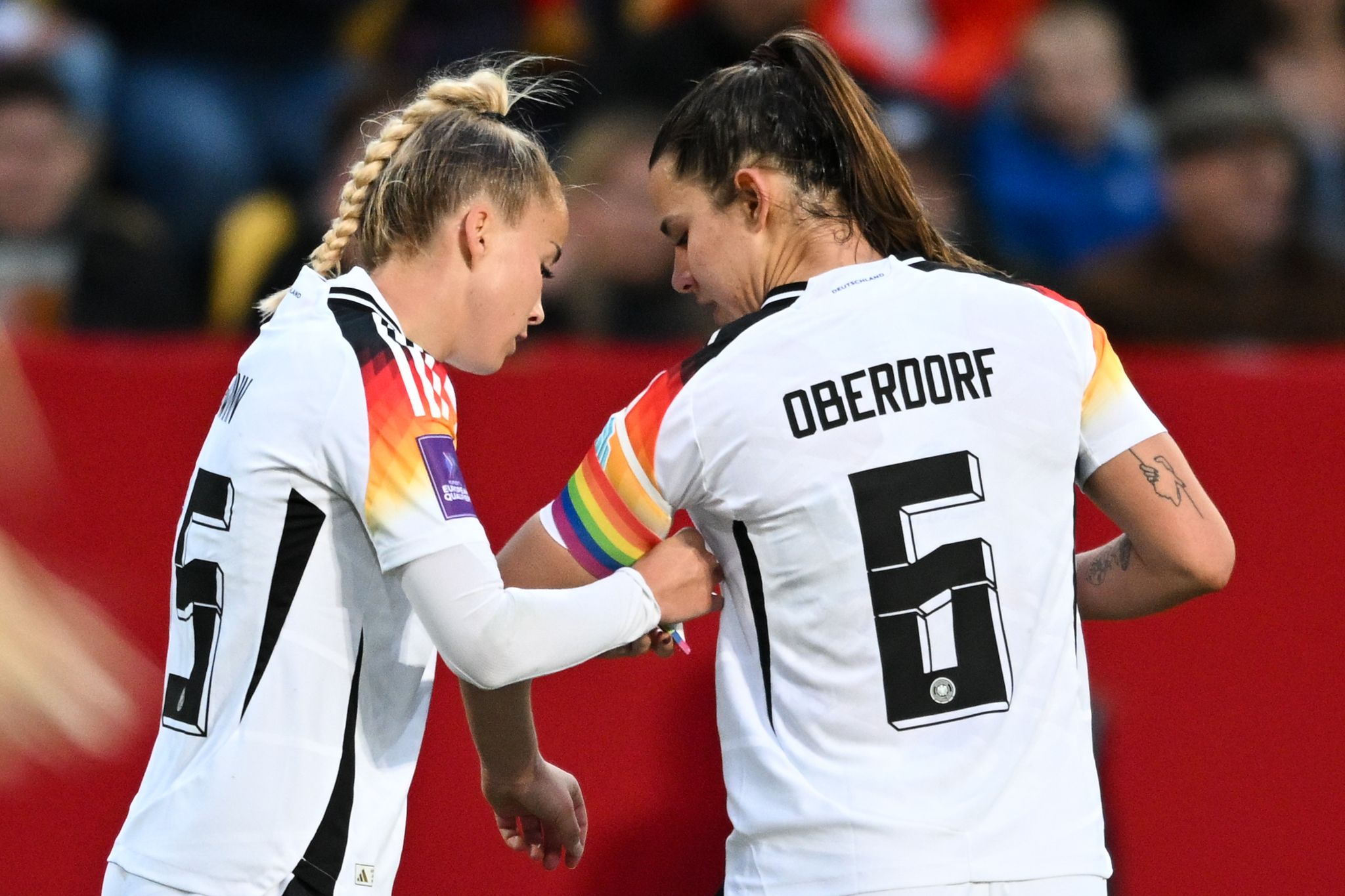 Giulia Gwinn trägt Regenbogenbinde als deutsche Kapitänin bei EM
