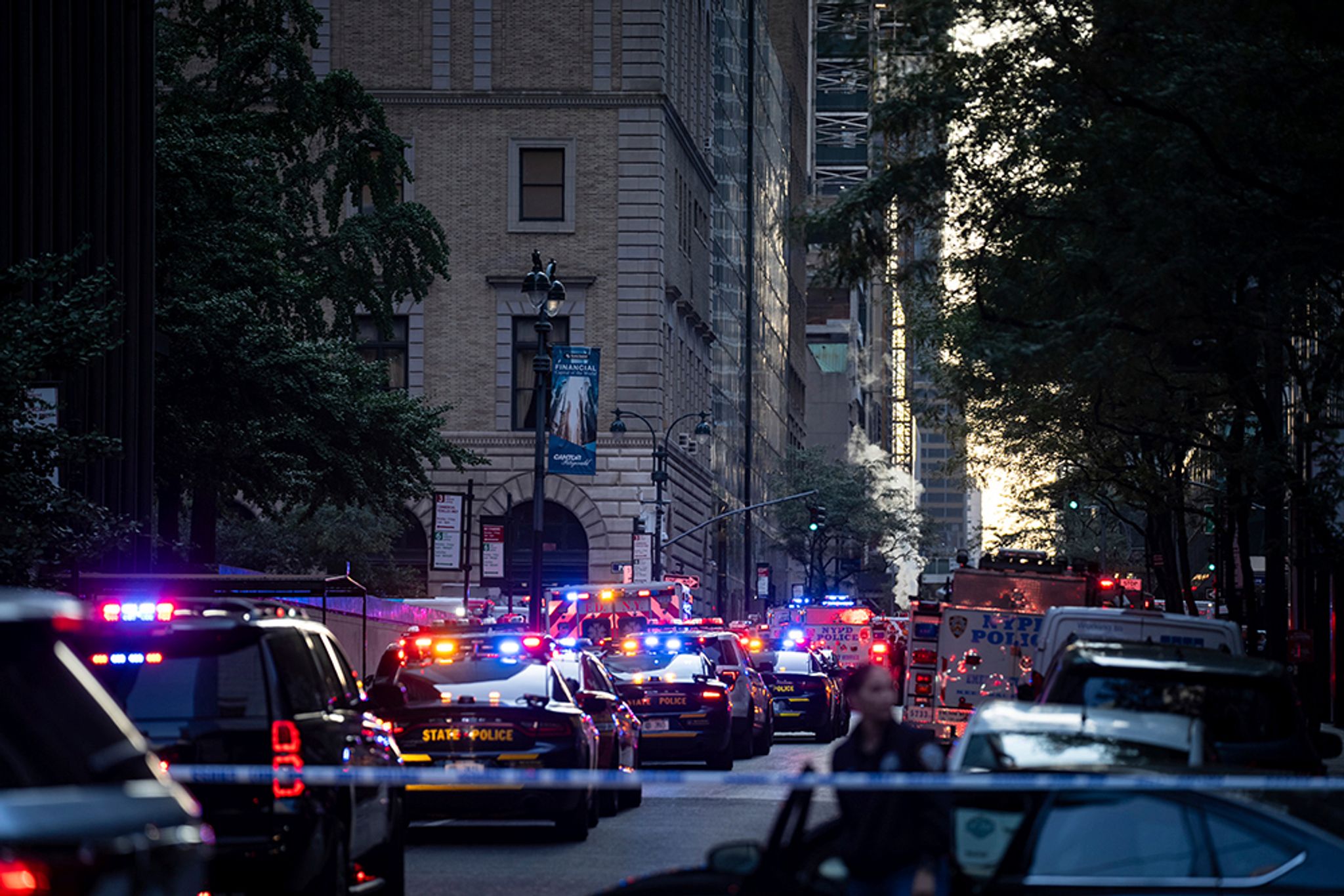 Schusswaffenvorfall in Manhattan: Mehrere Tote und Verletzte,Unklare Motive und schnelle Reaktion der Behörden.