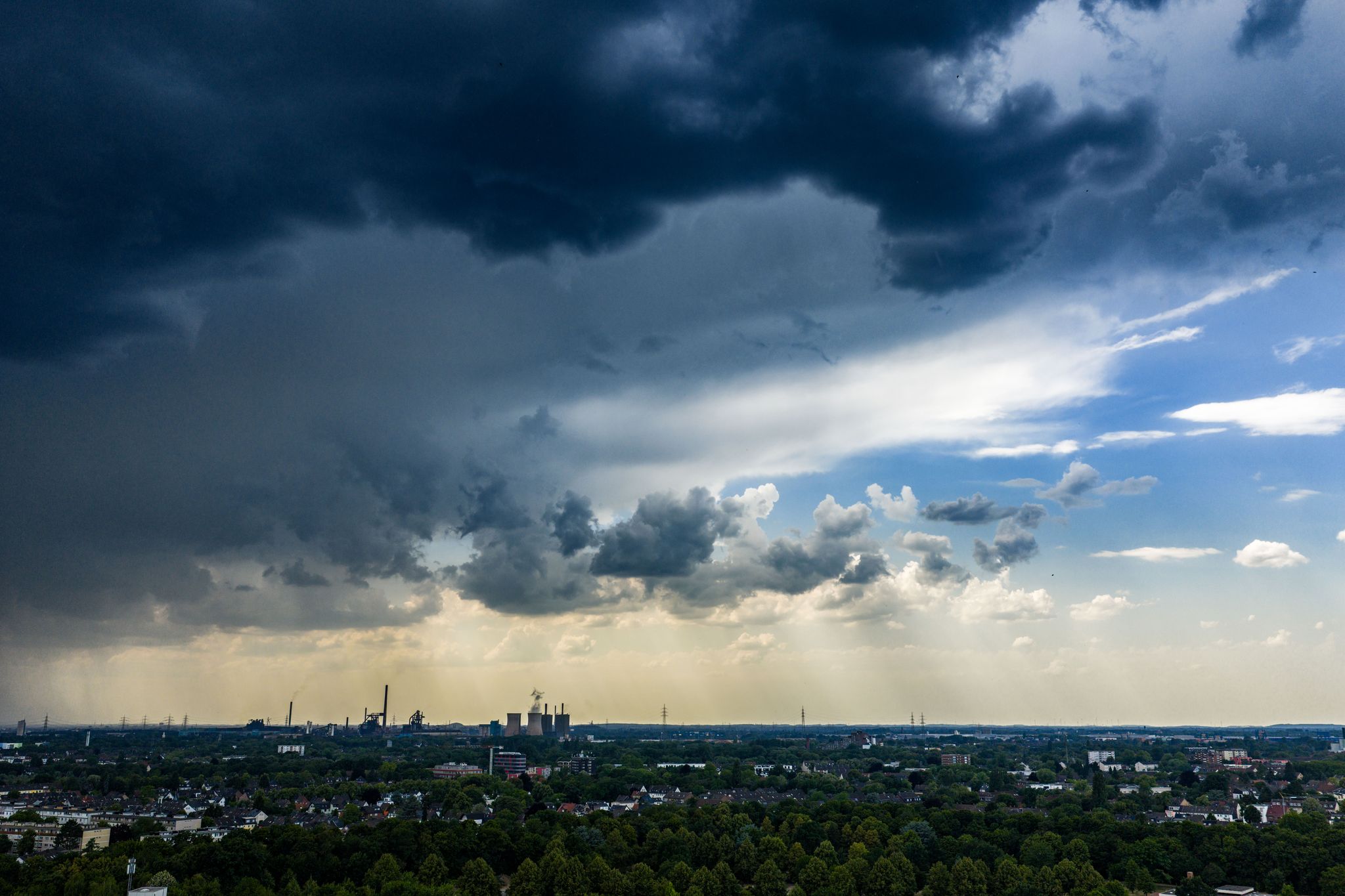 Unwetter beenden Hitzewelle mit Spitzenwerten von fast 40 Grad