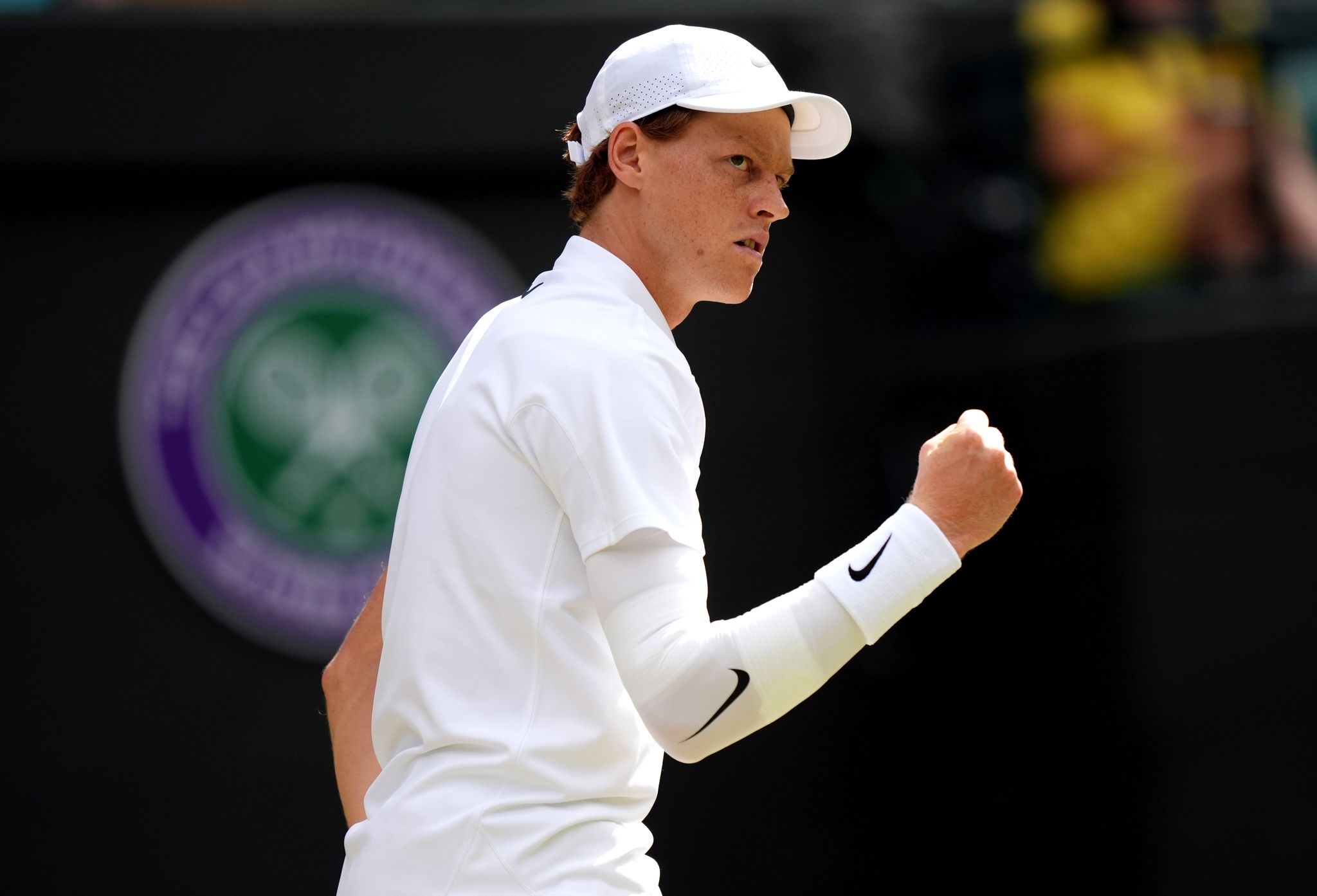 Mit weißem Armling: Starker Sinner ins Wimbledon-Halbfinale