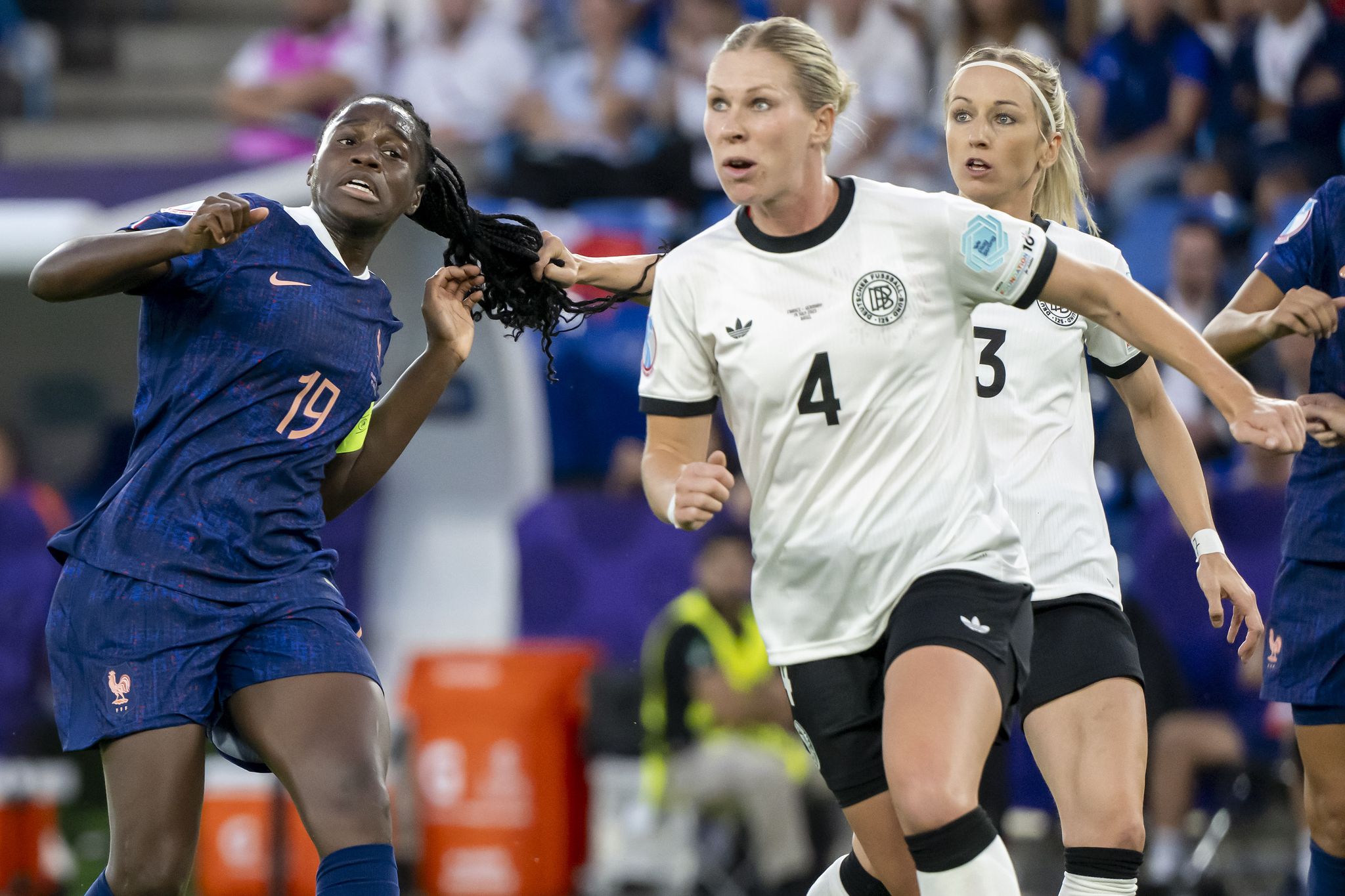 Deutsche Fußballerin Hendrich mit Rot vom Platz – EM-Aus droht