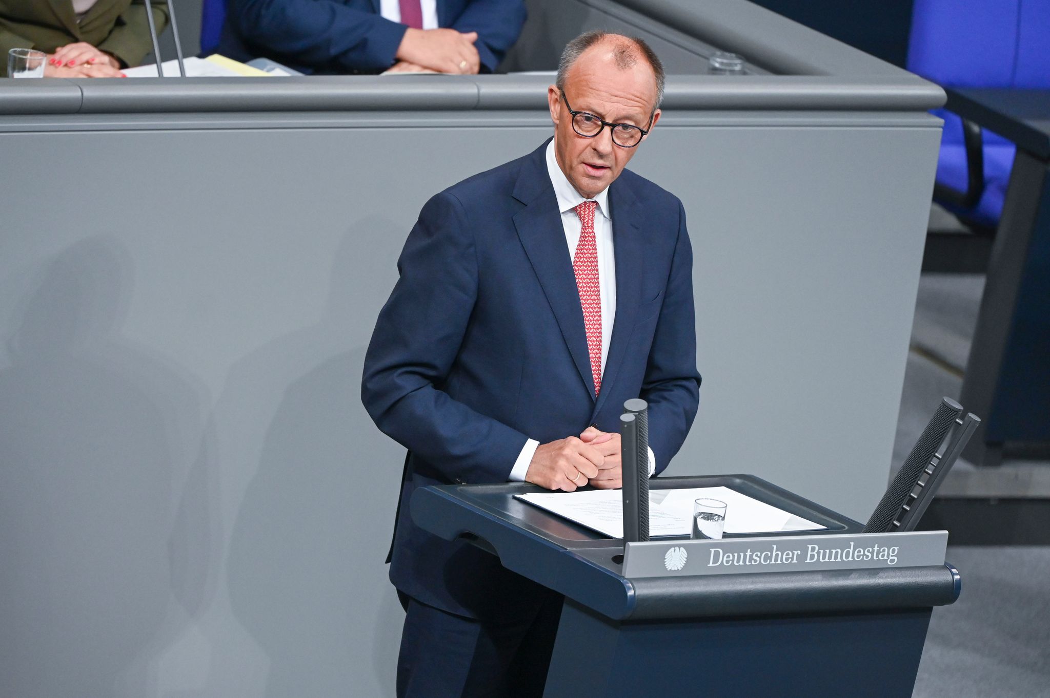 Generaldebatte im Bundestag: Merz und Weidel liefern harte Auseinandersetzung