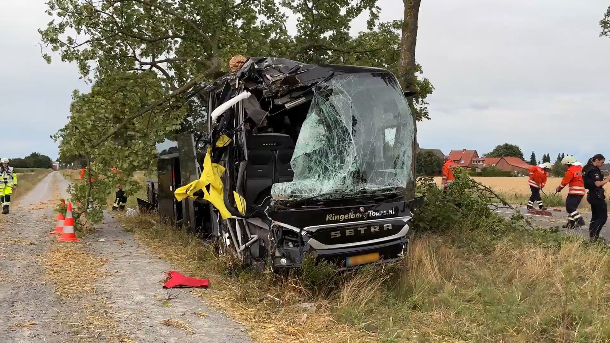 Reisebus mit Senioren kommt von Straße ab – sechs Verletzte
