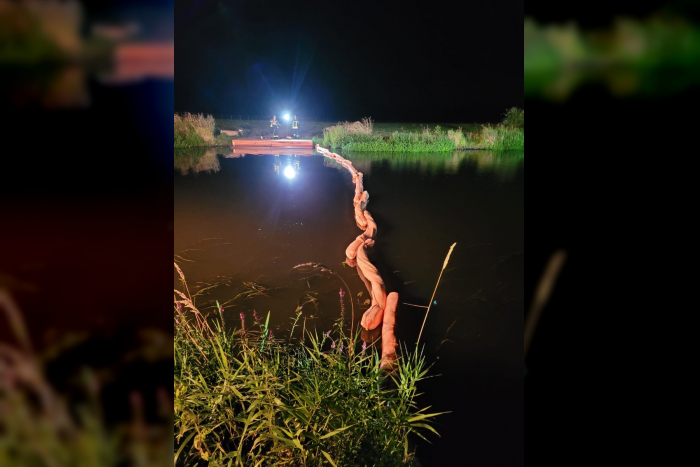 Altencelle: Feuerwehr errichtet Ölsperre