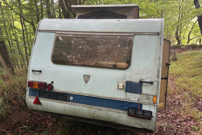 Giekau: Illegal entsorgter Wohnwagen in Waldstück entdeckt