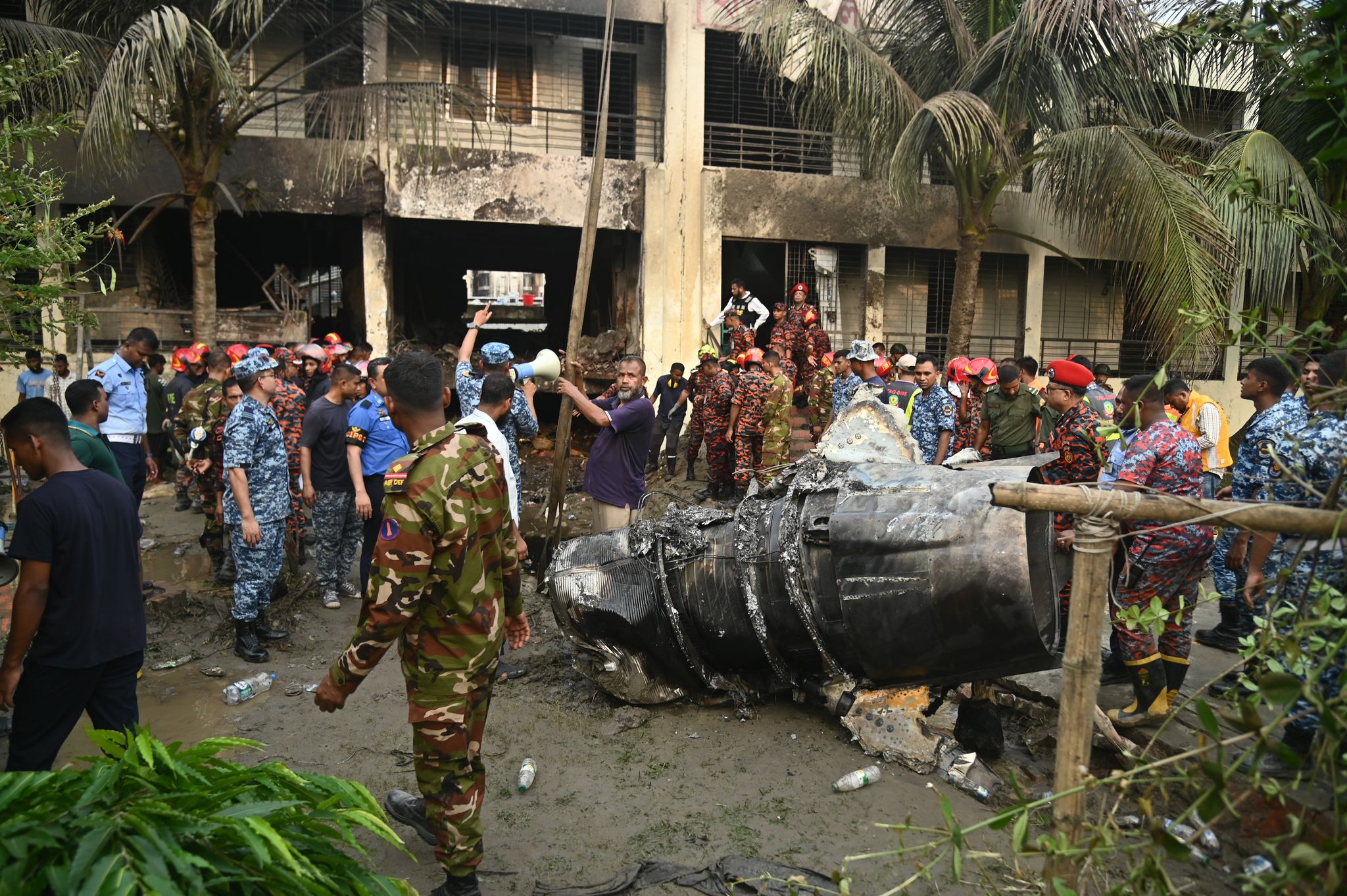 Nach Flugzeugabsturz in Dhaka: 25 Kinder unter Todesopfern