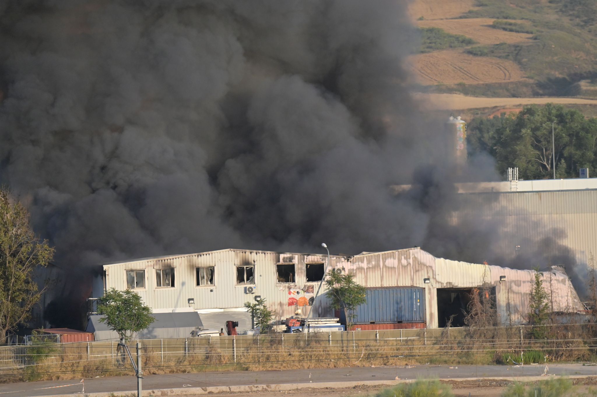 Giftwolke nach Explosionen in spanischem Batteriewerk