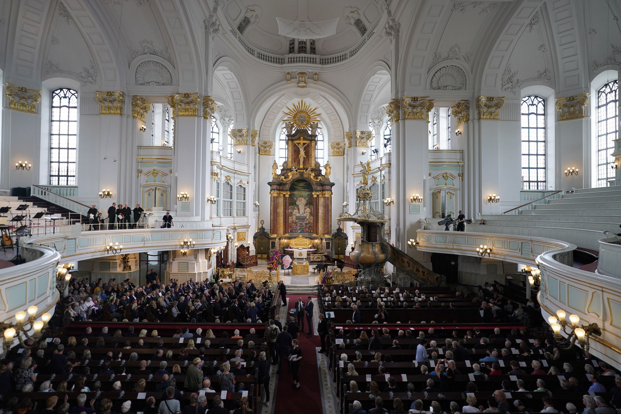 Abschied von Entertainer-Legende Carlo von Tiedemann im Hamburger Michel