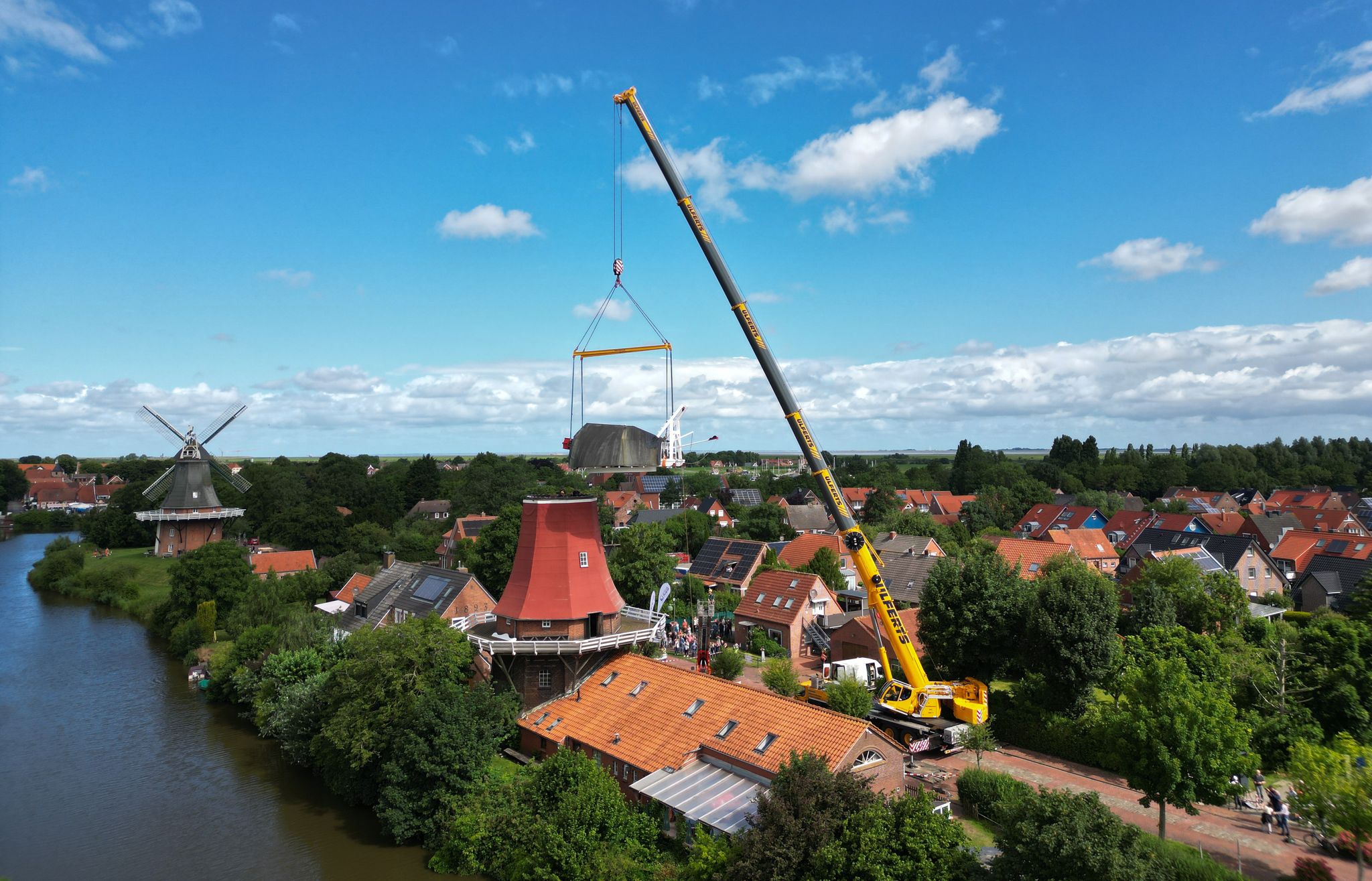 Historischer Tag in Greetsiel: Windmühle erhält neue Kappe und Flügel