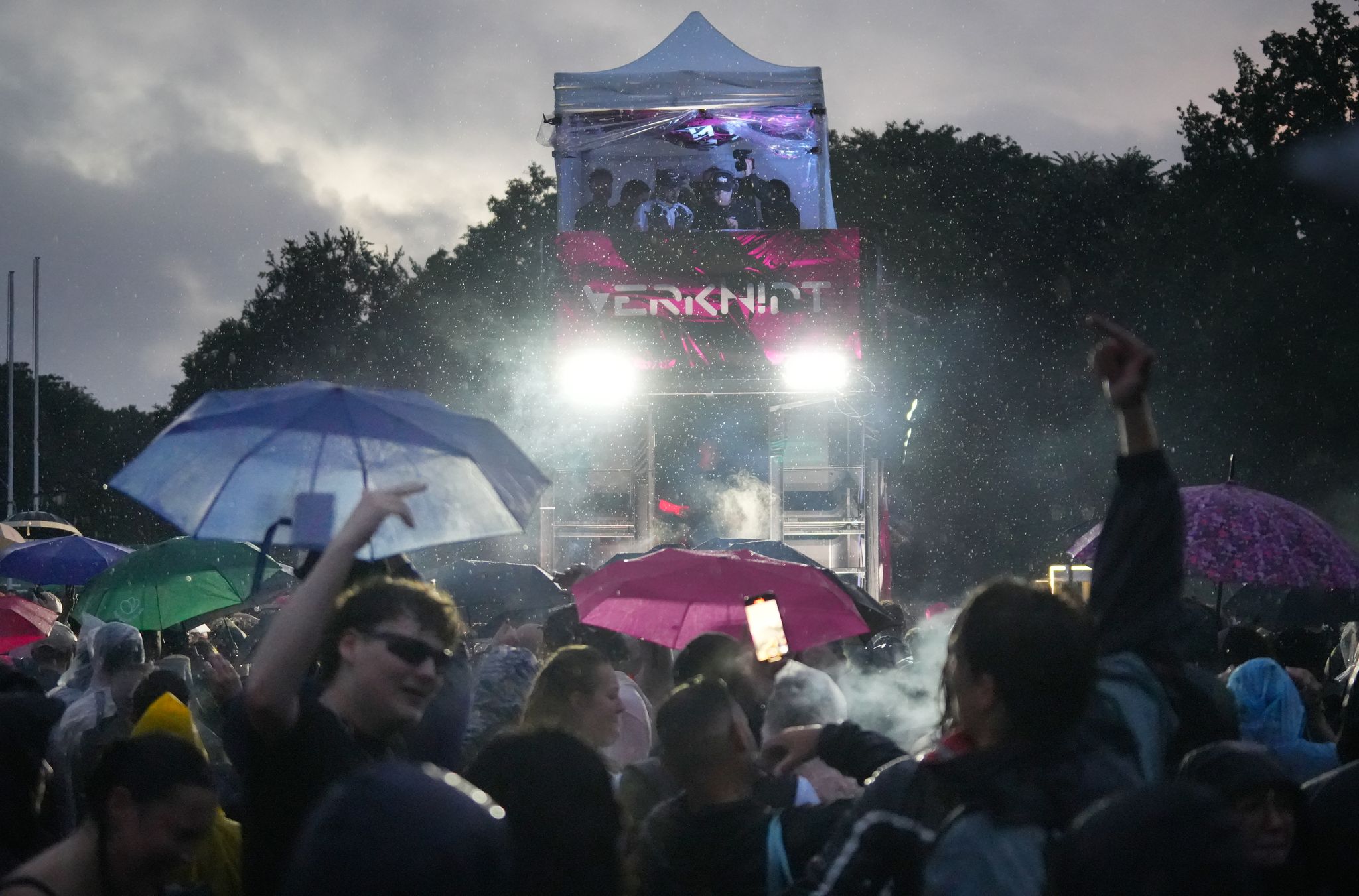 Rettungskräfte behandeln Hunderte bei Berliner Techno-Parade