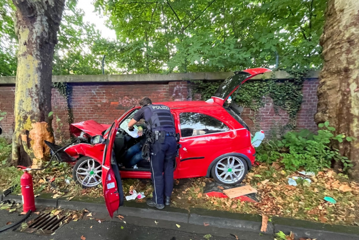 Schwerer Alleinunfall: Autofahrer (41) kracht gegen Baum