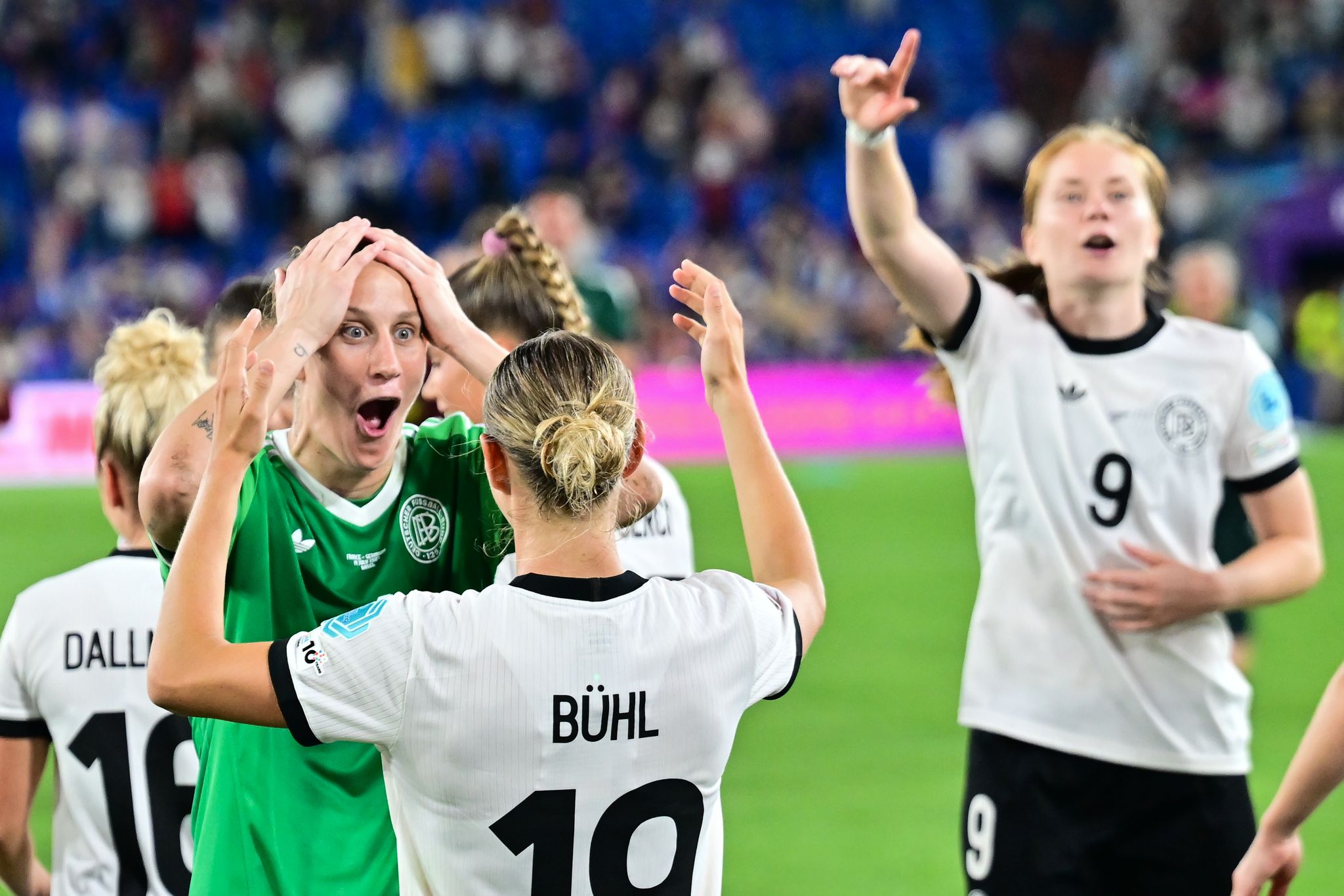 Elfmeterheldin Ann-Katrin Berger feiert mit Team, Blick auf Weltmeisterinnen