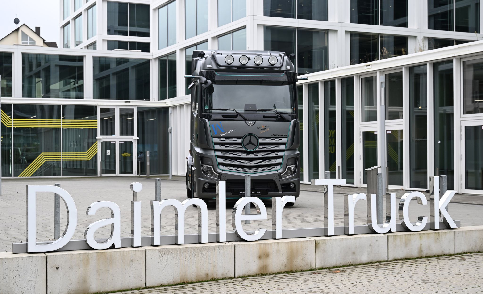 Daimler Truck senkt Jahresausblick aufgrund US-Zöllen