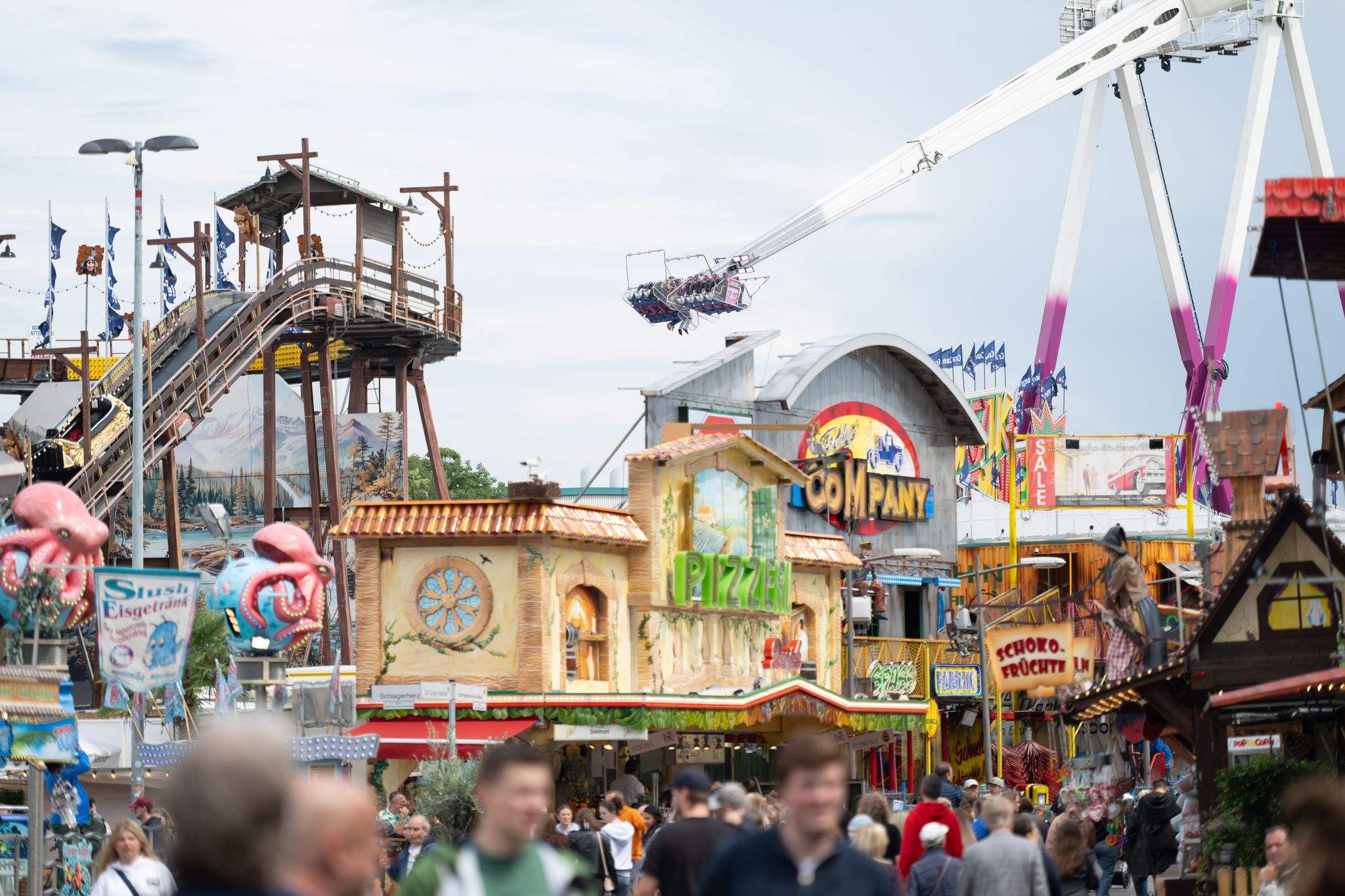Teil von Kirmes-Gondel fällt auf Besucher und verletzt ihn