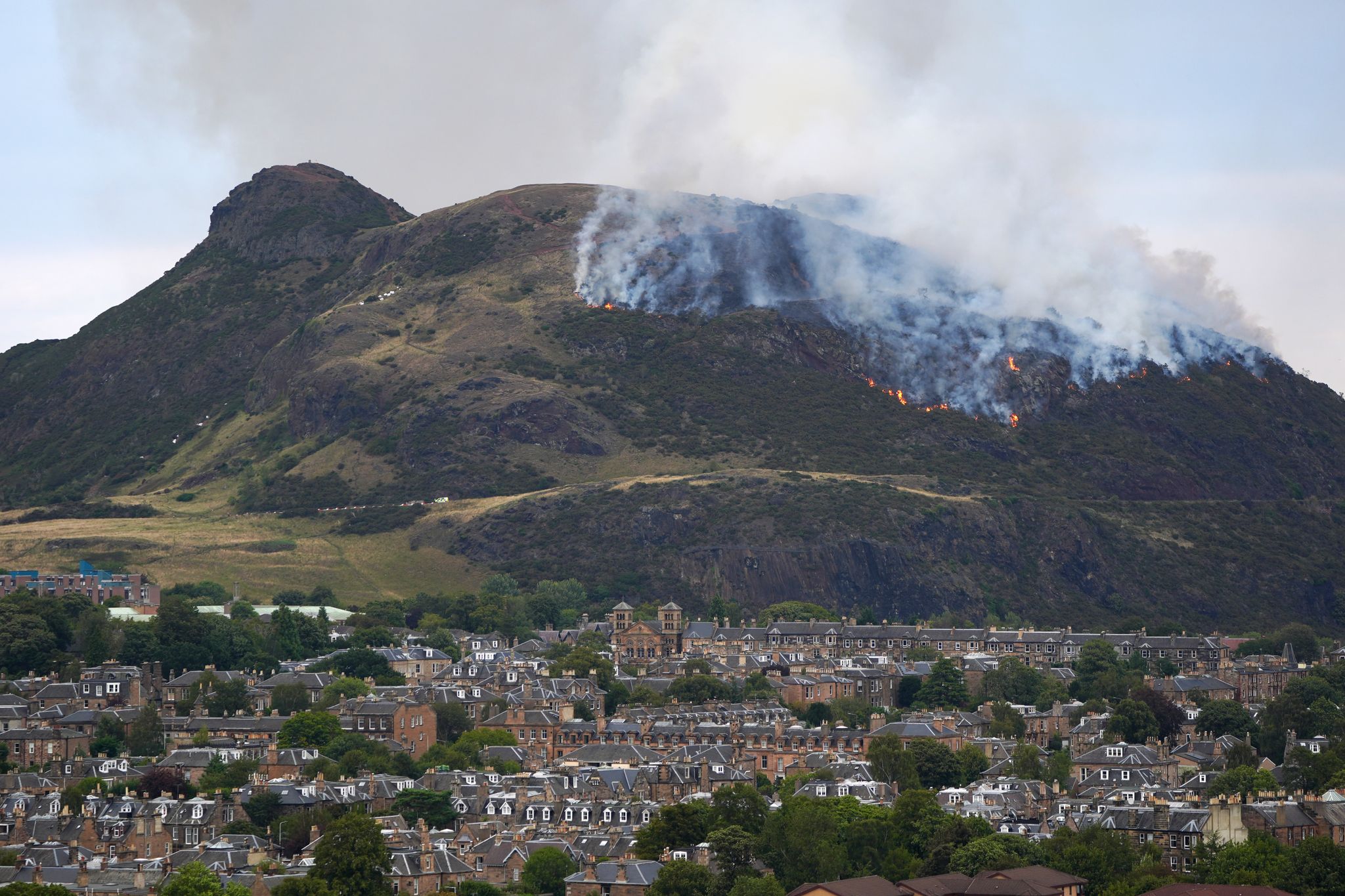 Feuer auf Hausberg in Edinburgh ausgebrochen