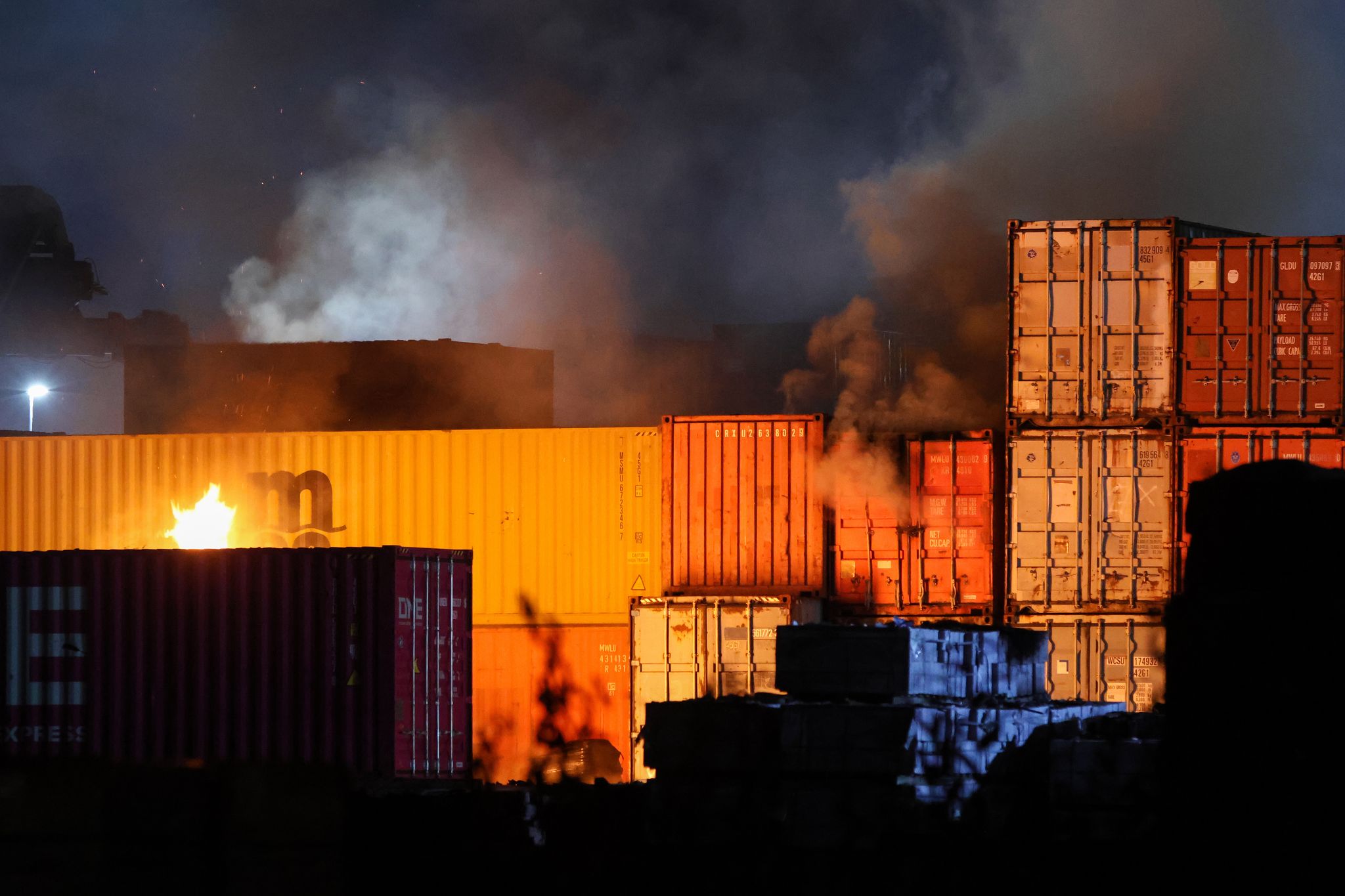 Verheerender Großbrand im Hamburger Hafen,320 Einsatzkräfte vor Ort – Löscharbeiten dauern an
