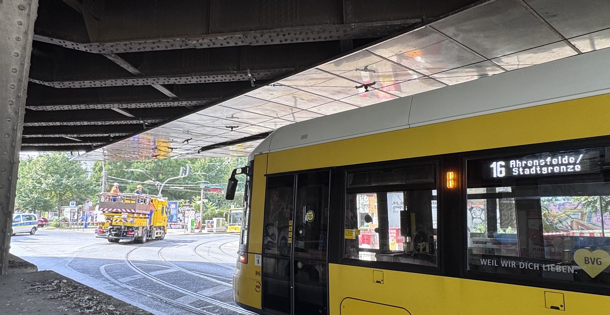 Verkehrschaos in Berlin-Friedrichshain: LKW reißt Oberleitung ein – akute Lebensgefahr!